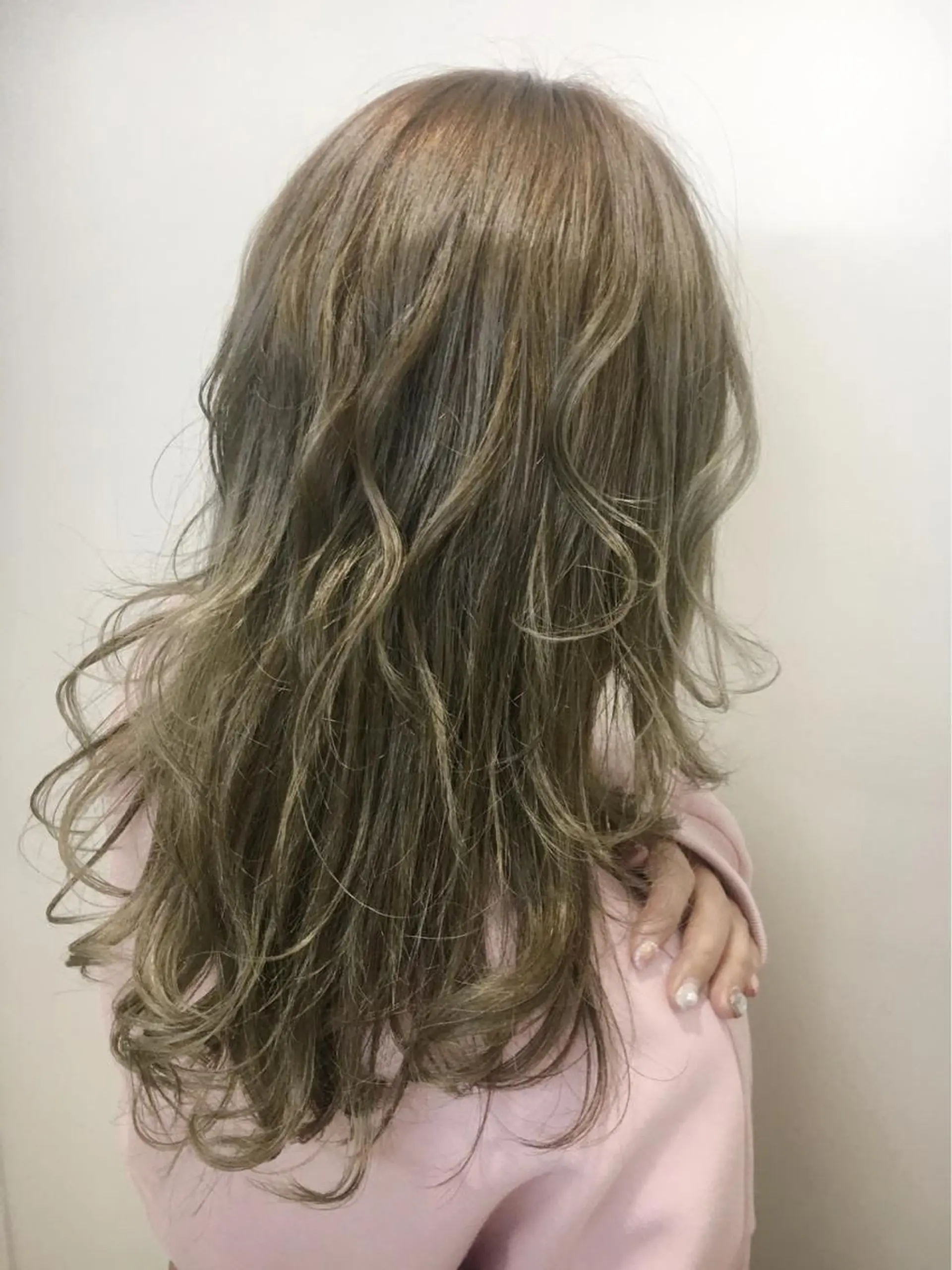 ロング カラー ベージュカラー ブリーチ ミルクティーベージュ ヘアカラー 永井 大希のヘアスタイル
