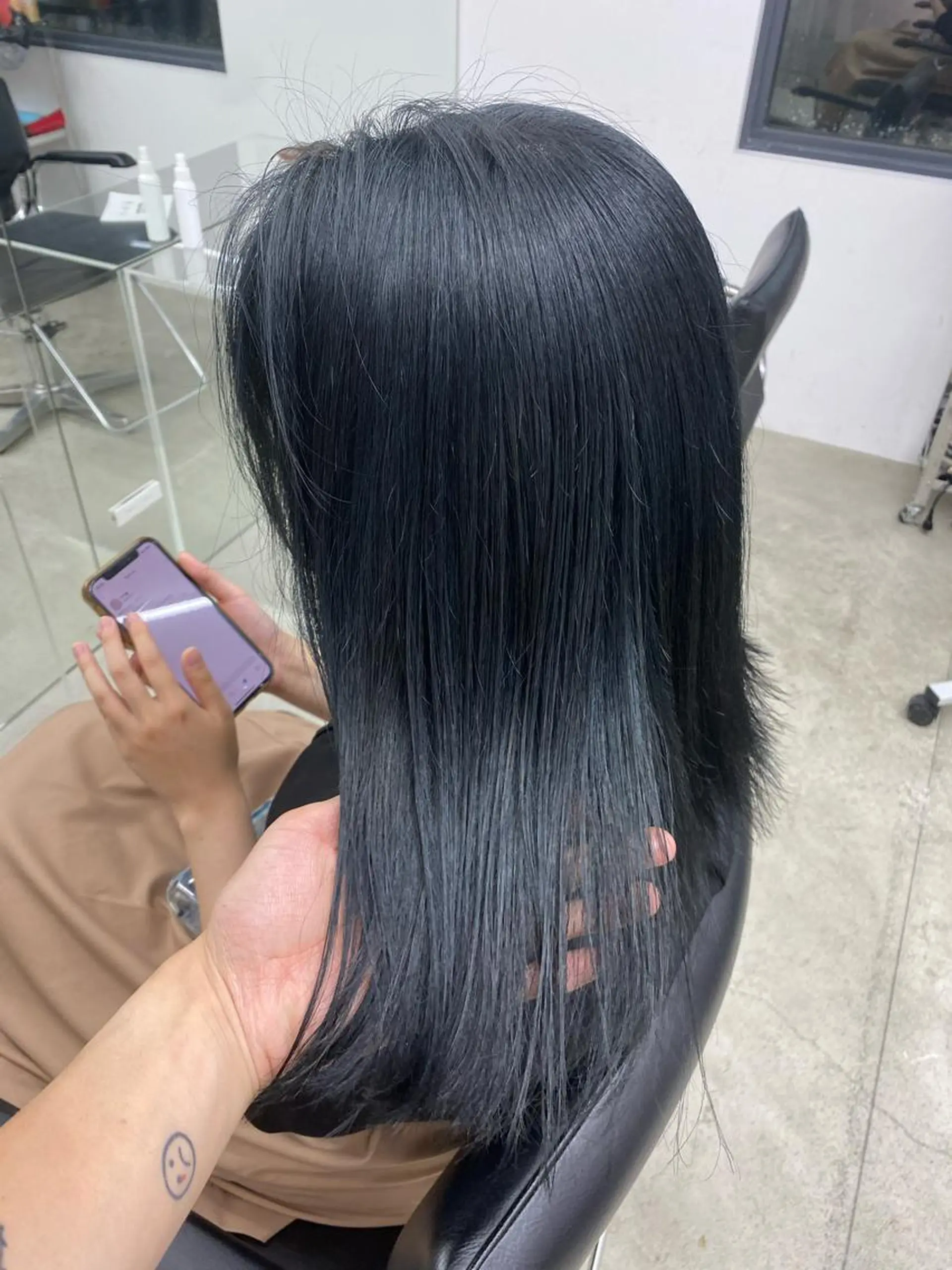 カラー 黒髪 ブリーチ ブルーカラー ブルーブラック 透明感カラー ヘアカラー 鈴木 漱一郎のヘアスタイル