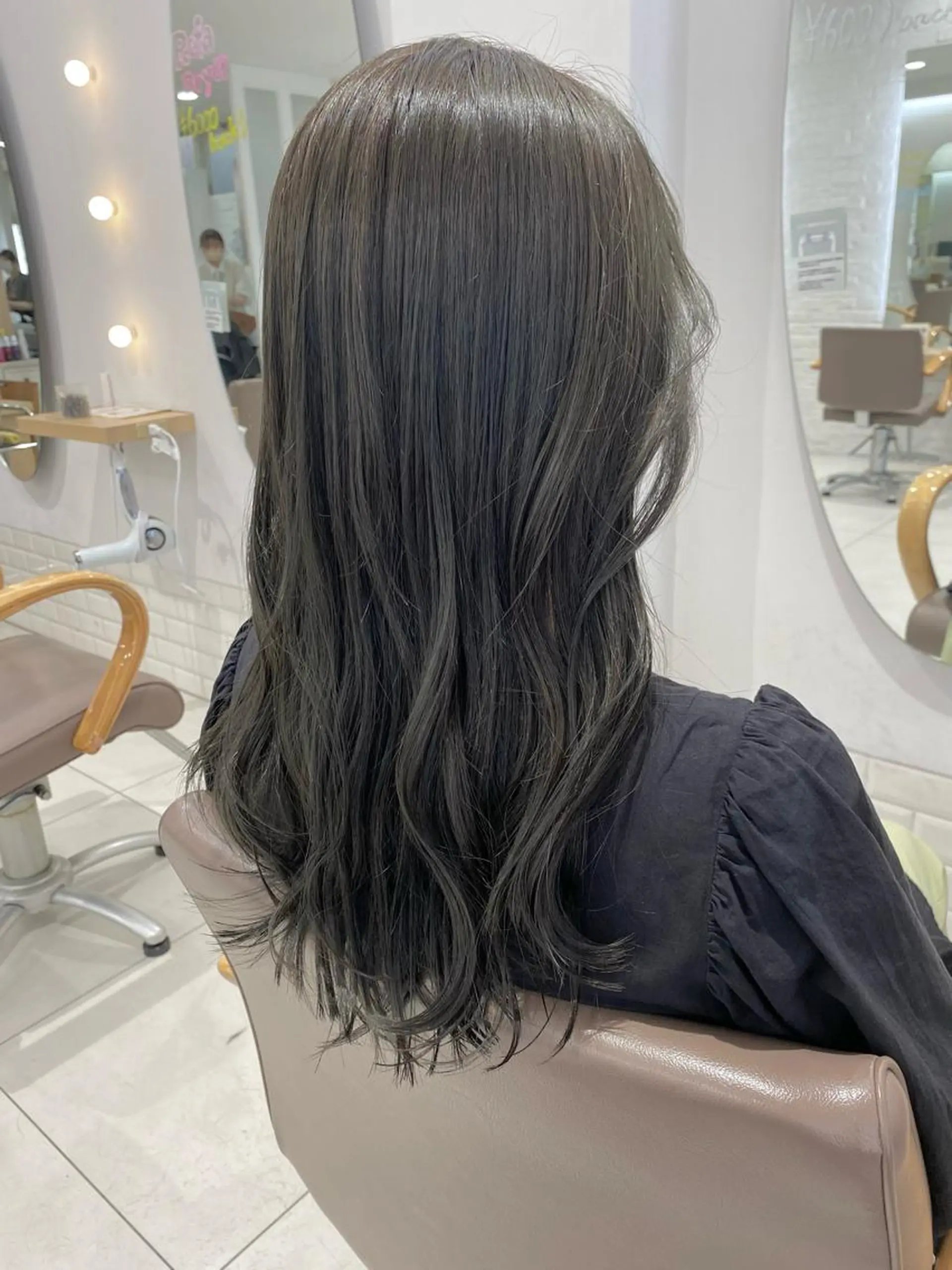 ロング カラー 透明感カラー グレージュ オリーブグレージュ オリーブグレー 大川 綾乃のヘアスタイル
