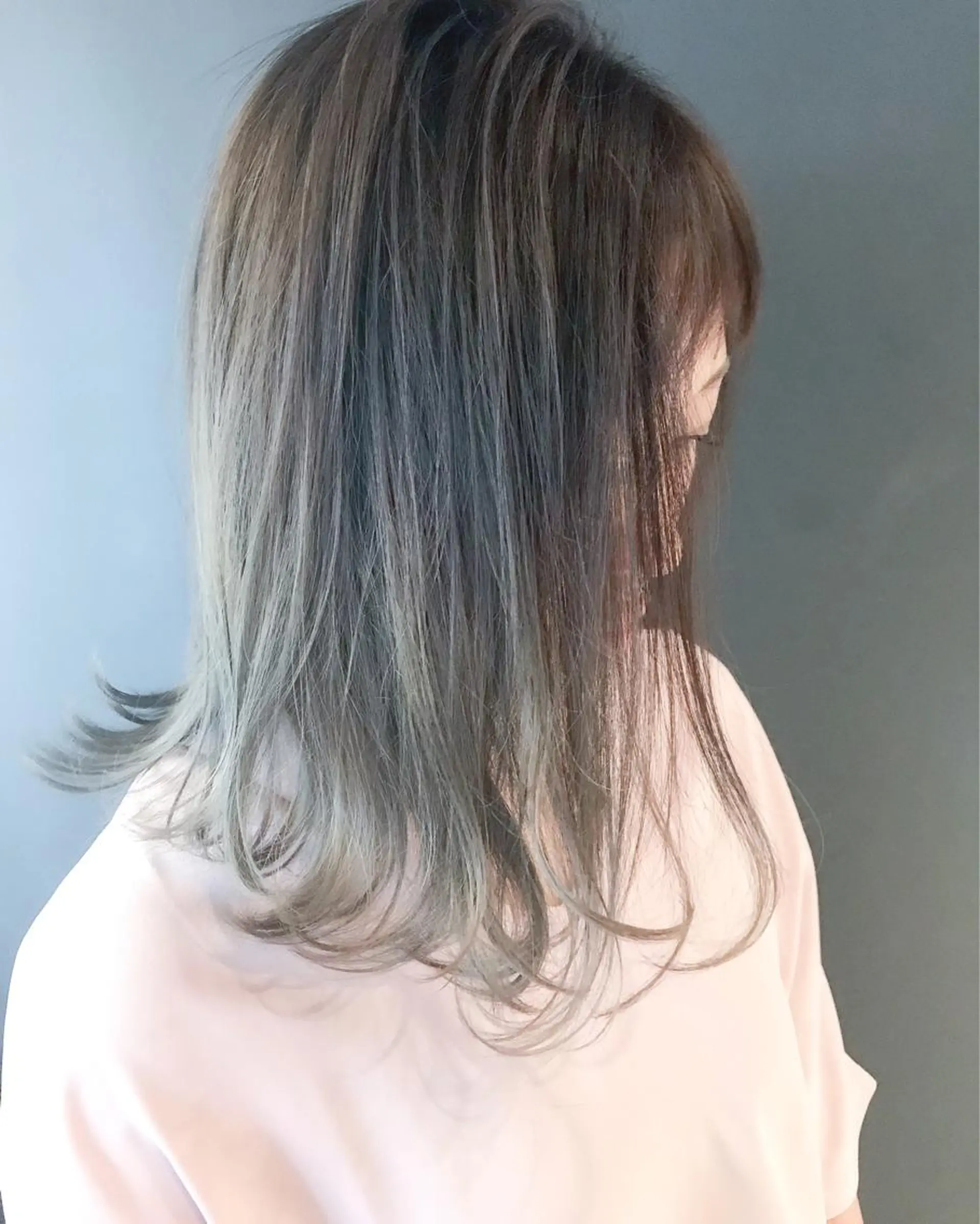 ミディアム カラー グラデーションカラー シルバー ヘアカラー BOX mico.のヘアスタイル