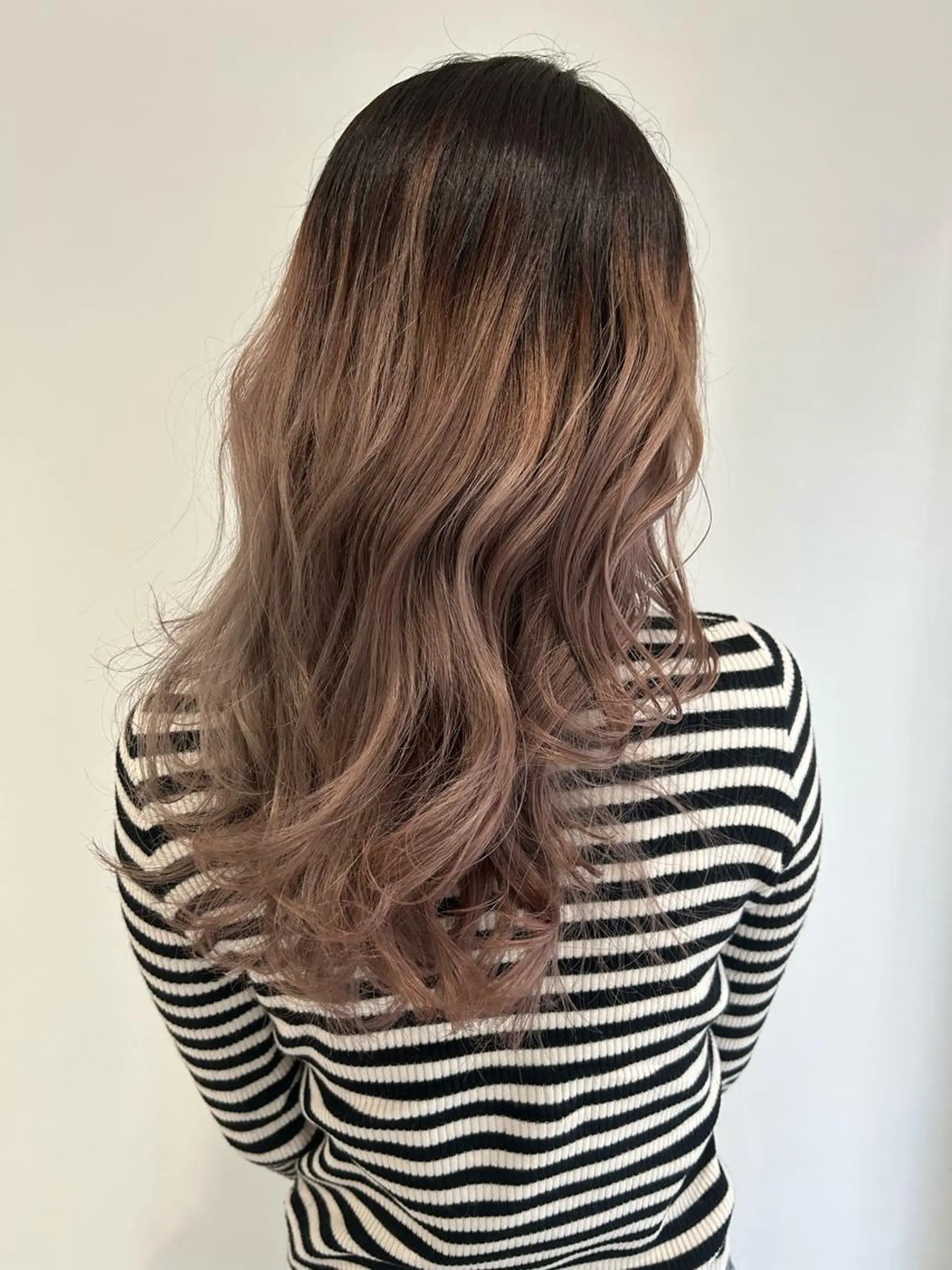 ロング カラー ブリーチ グラデーションカラー グレージュ ハイトーンカラー 青木 光太朗のヘアスタイル
