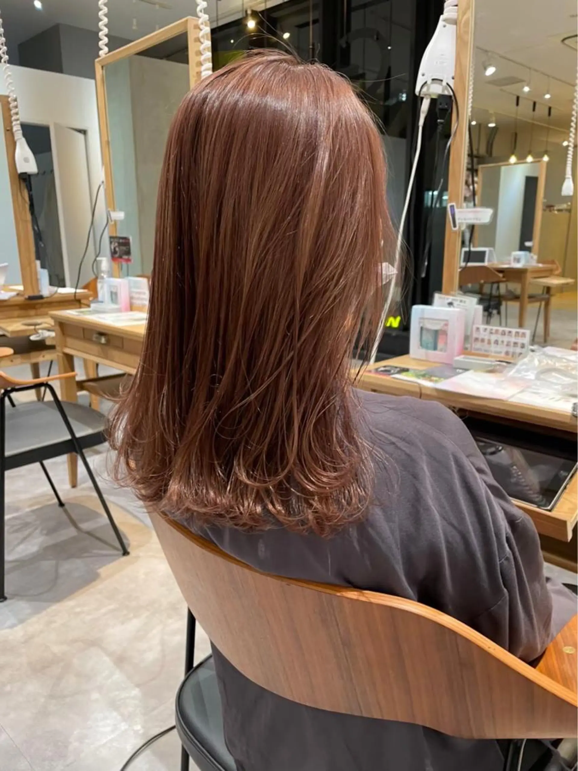 ミディアム カラー 玉川 沙希のヘアスタイル