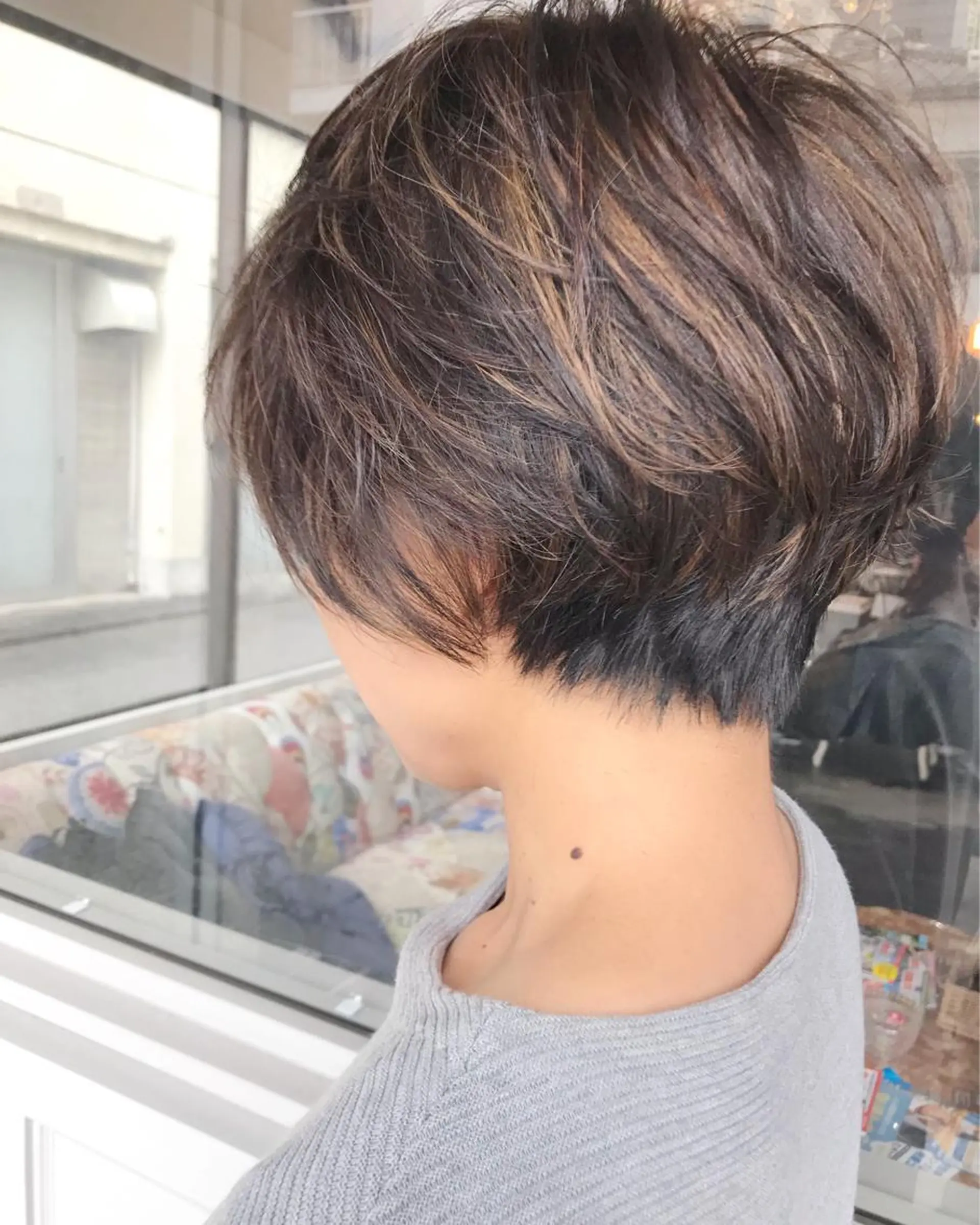 ショート カラー ヘアアレンジ お団子ヘア 切りっぱなしボブ バレイヤージュ ブリーチ デザインカラー Mariana/ 鶴原-ハイライトのヘアスタイル