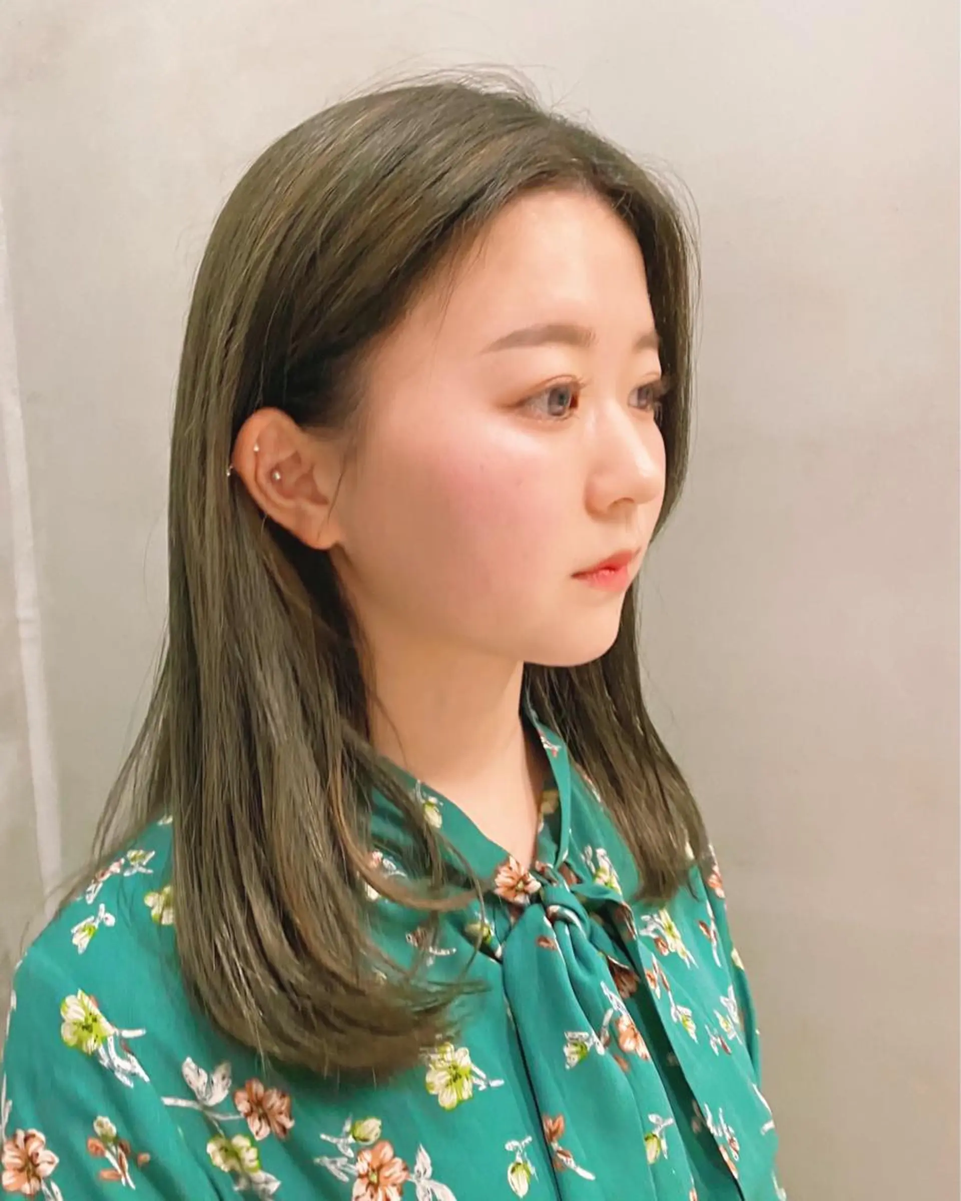 ミディアム カラー ベージュカラー オリーブベージュ ブリーチ/似合わせ Kaito🦕/栄のヘアスタイル