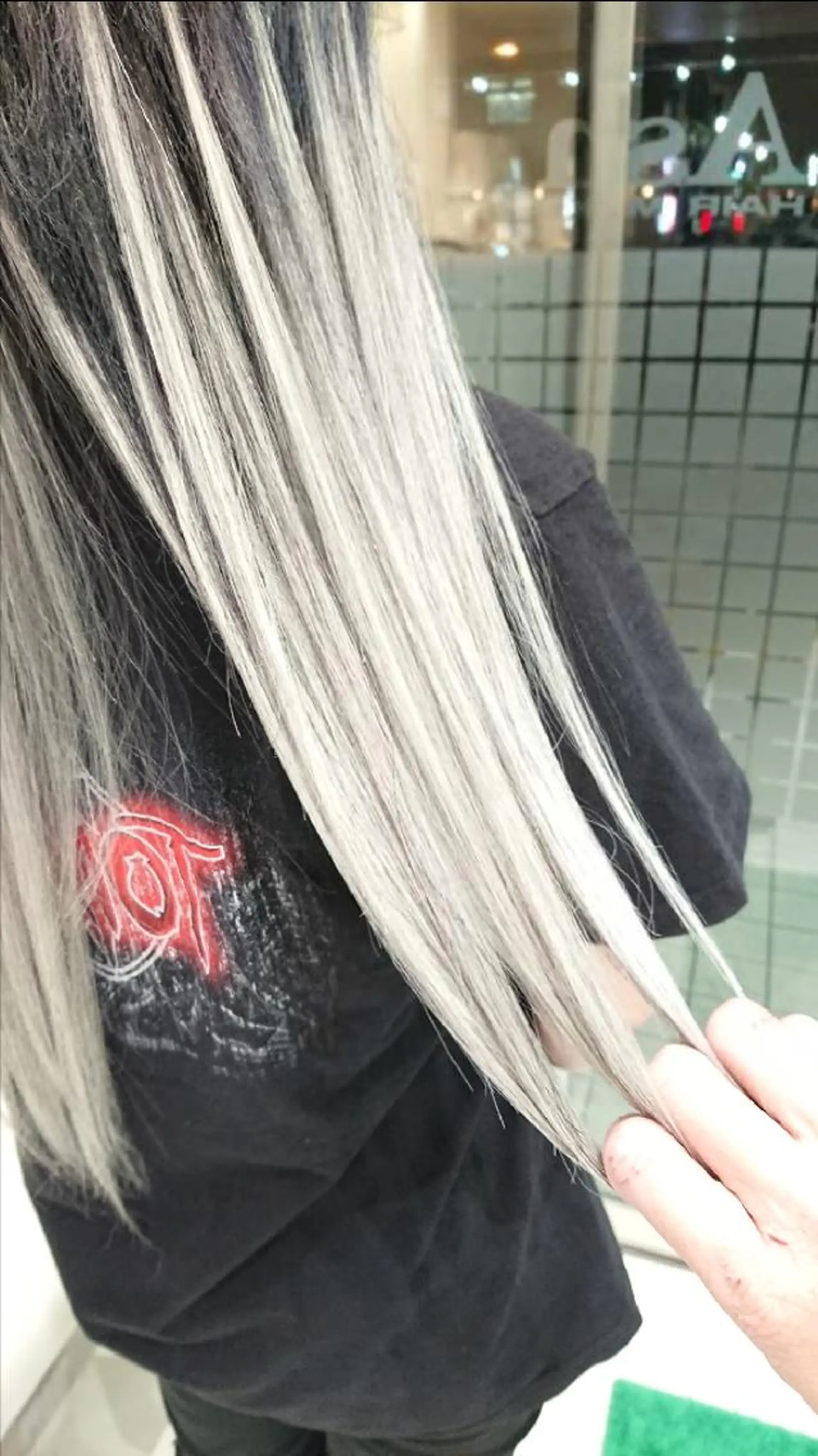 ロング カラー ブリーチ ケアブリーチ シルバー ホワイトシルバー カット ヘアカラー トリートメント あらげ 🌈推しカラー🌈ᵕのヘアスタイル