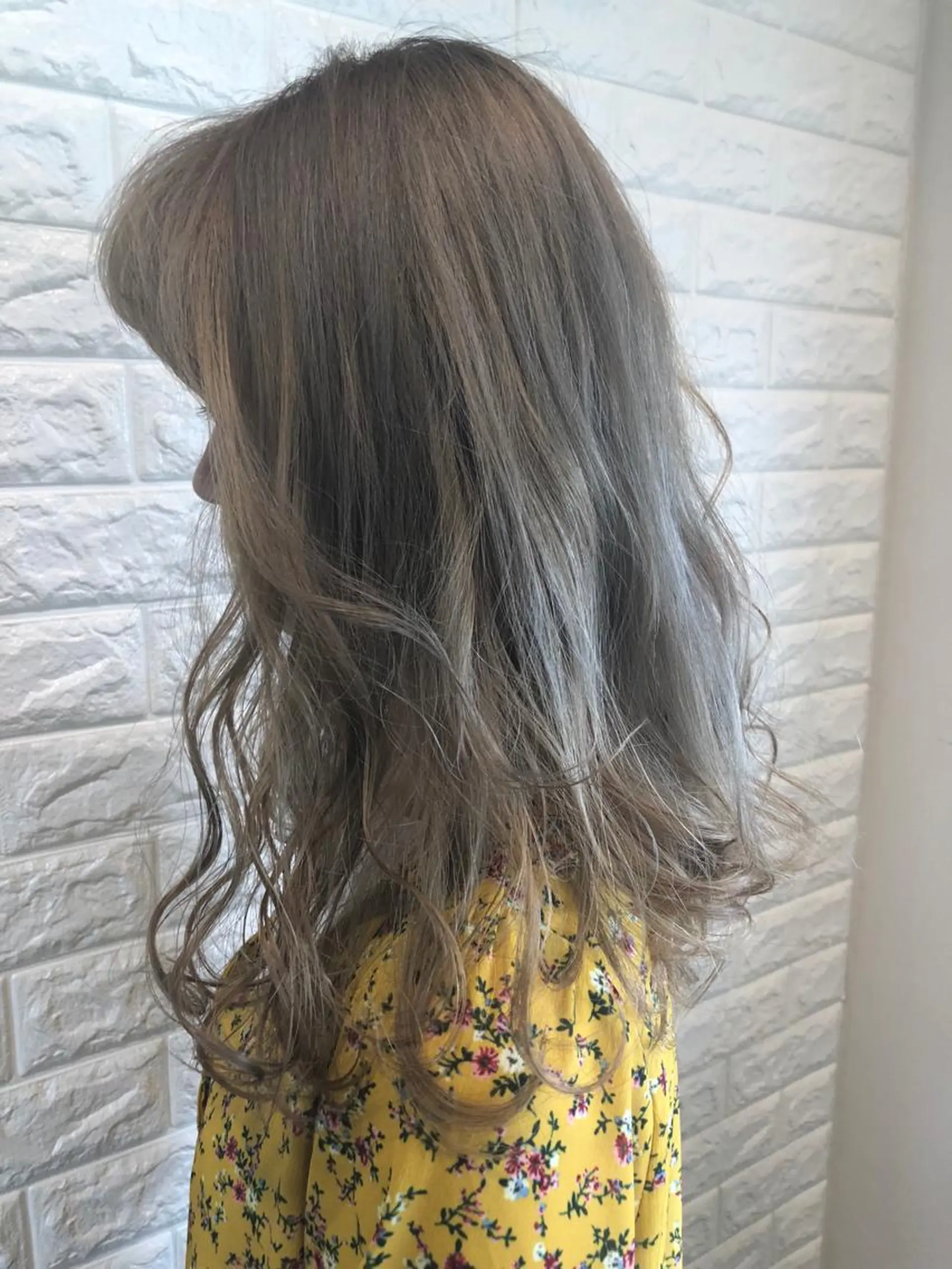 セミロング カラー グレージュ シルバー シルバーグレージュ 西本 夏美のヘアスタイル