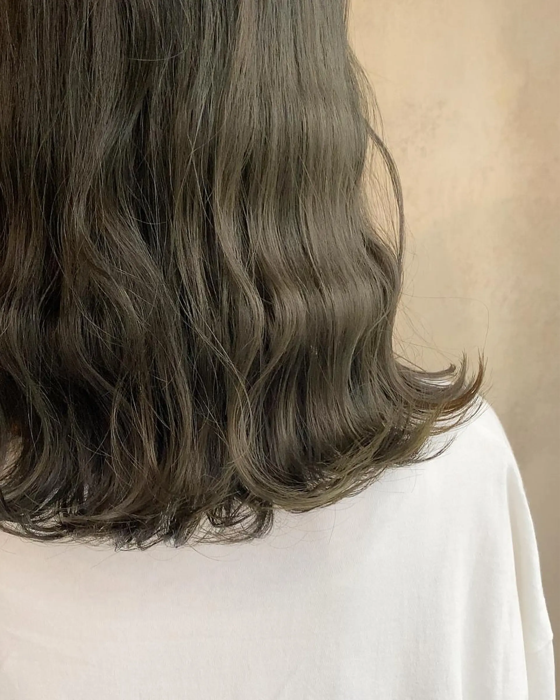 ミディアム カラー ベージュカラー オリーブベージュ ヘアカラー トリートメント ツキノキ ミナのヘアスタイル