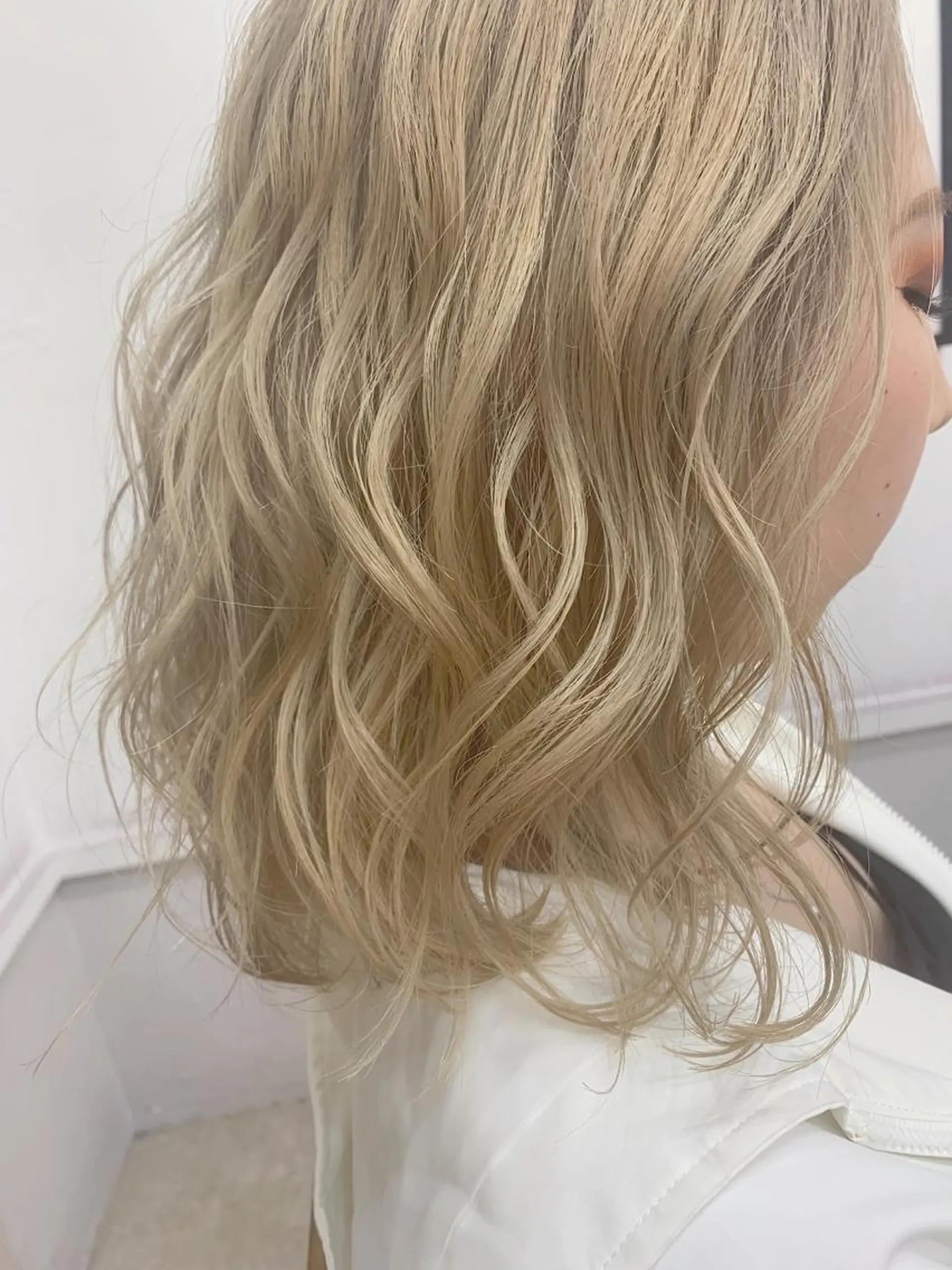 ミディアム カラー ブロンド ホワイトブロンド ヘアカラー トリートメント chama レイヤーカットのヘアスタイル