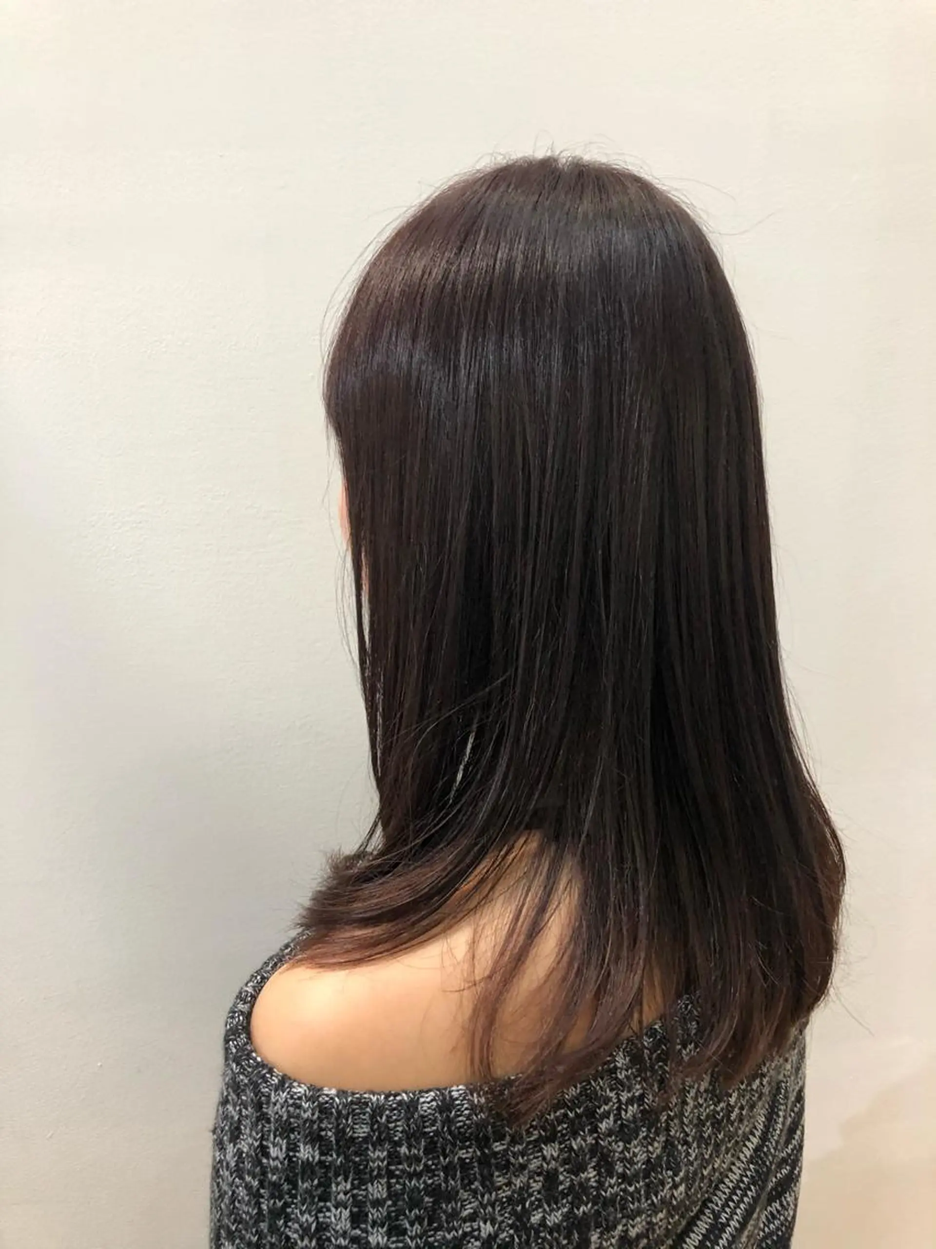 セミロング カラー 細沼 葵のヘアスタイル