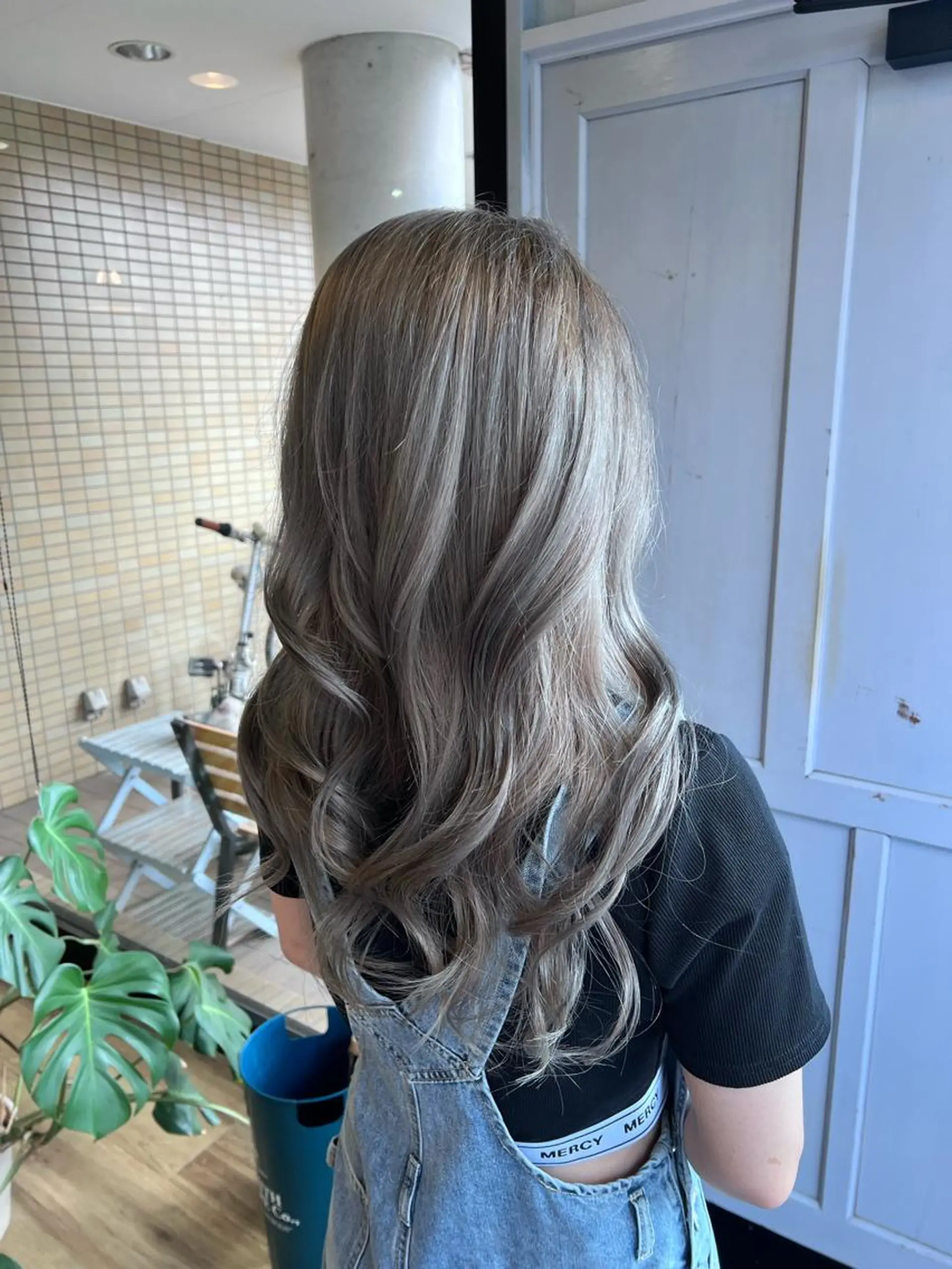 ロング カラー グレージュ ヘアカラー トリートメント ツキダテ ユイのヘアスタイル