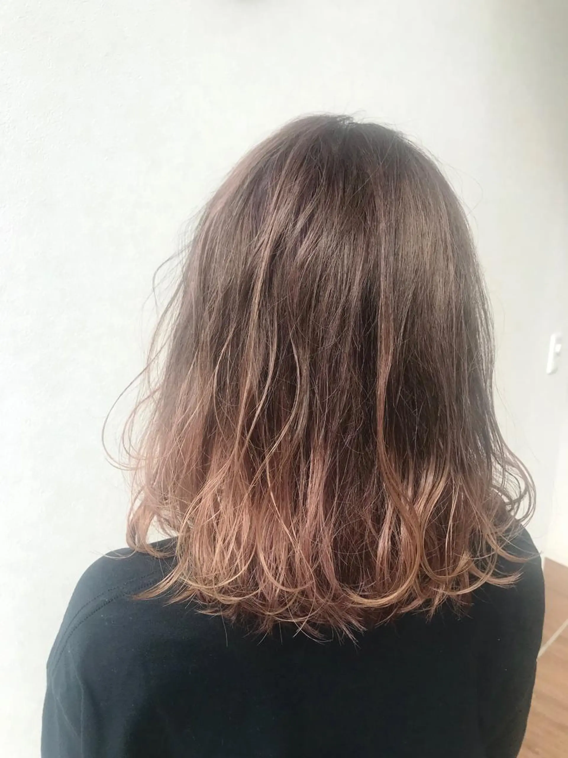 ミディアム カラー ベージュカラー ブリーチ グラデーションカラー ハイライトカラー ピンクカラー AGU akariのヘアスタイル