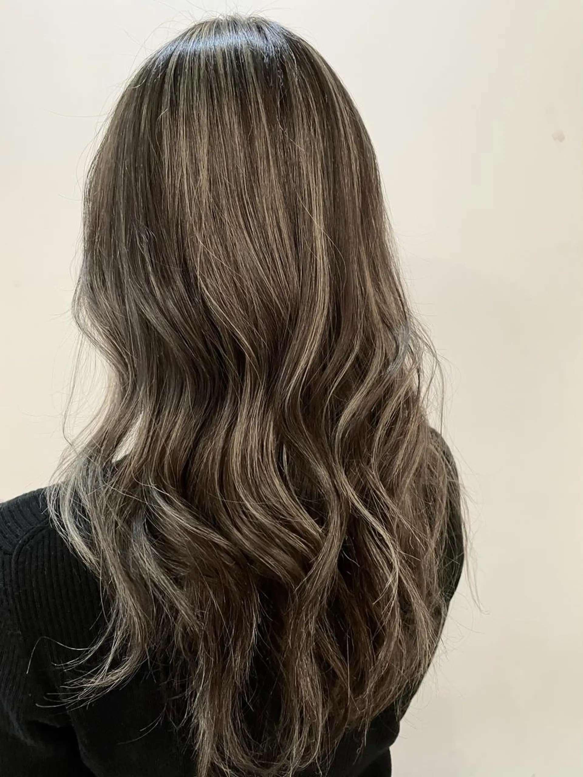 ロング ハイライト 玉邑 美菜のヘアスタイル