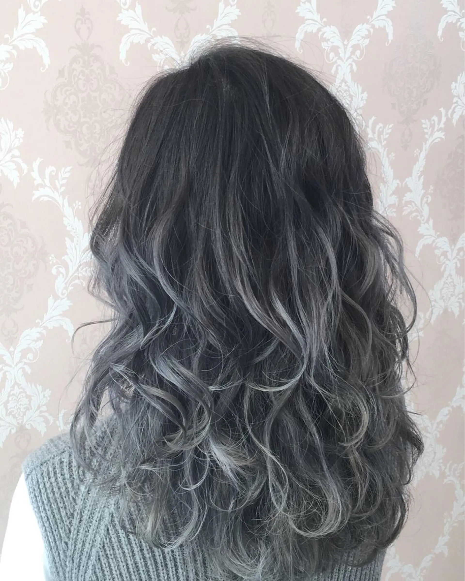 セミロング カラー ブリーチ グラデーションカラー シルバー 宍戸 海斗のヘアスタイル