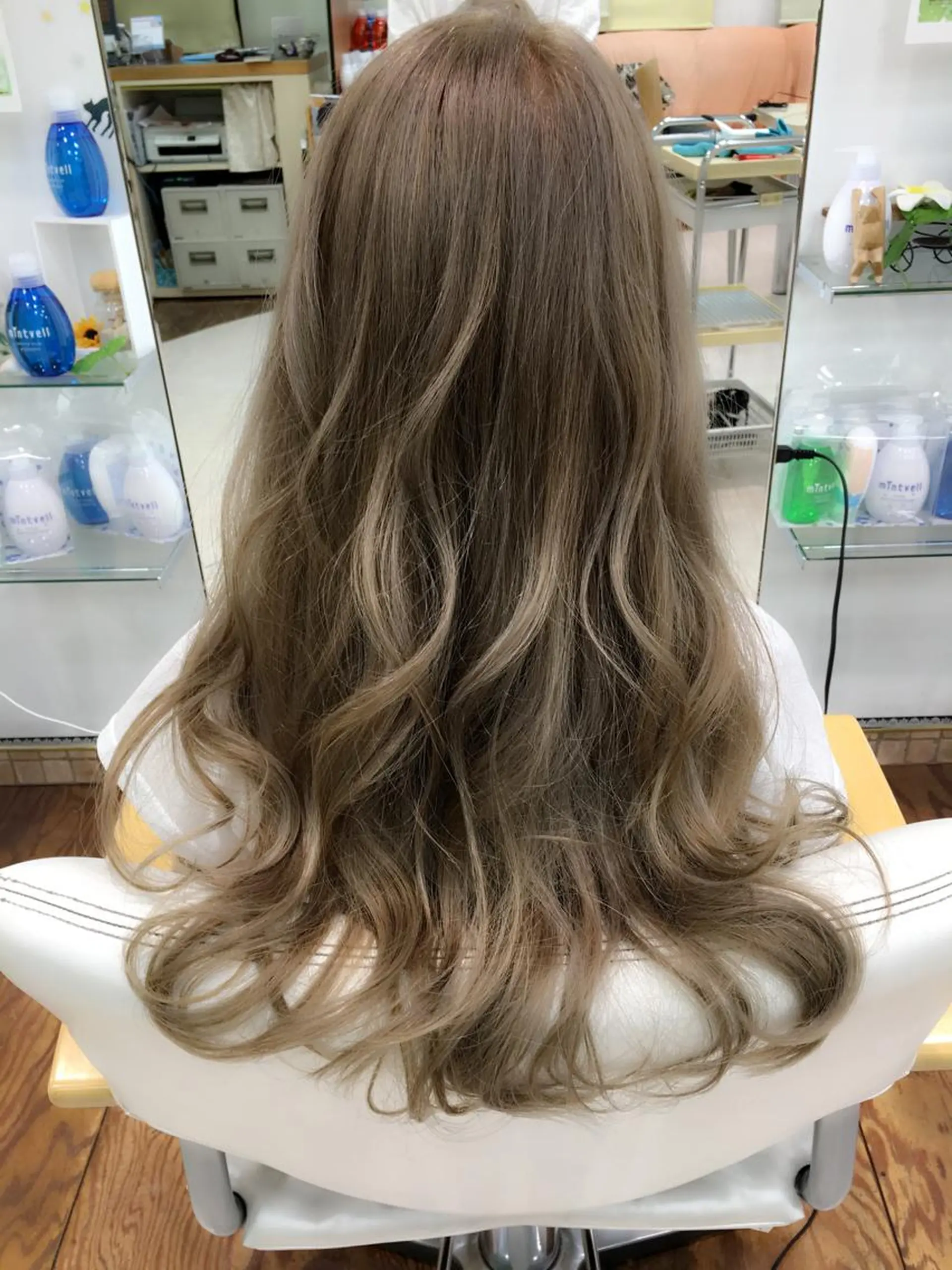 ロング カラー ブリーチ グレージュ ヘアアレンジ にいた　かづしげのヘアスタイル