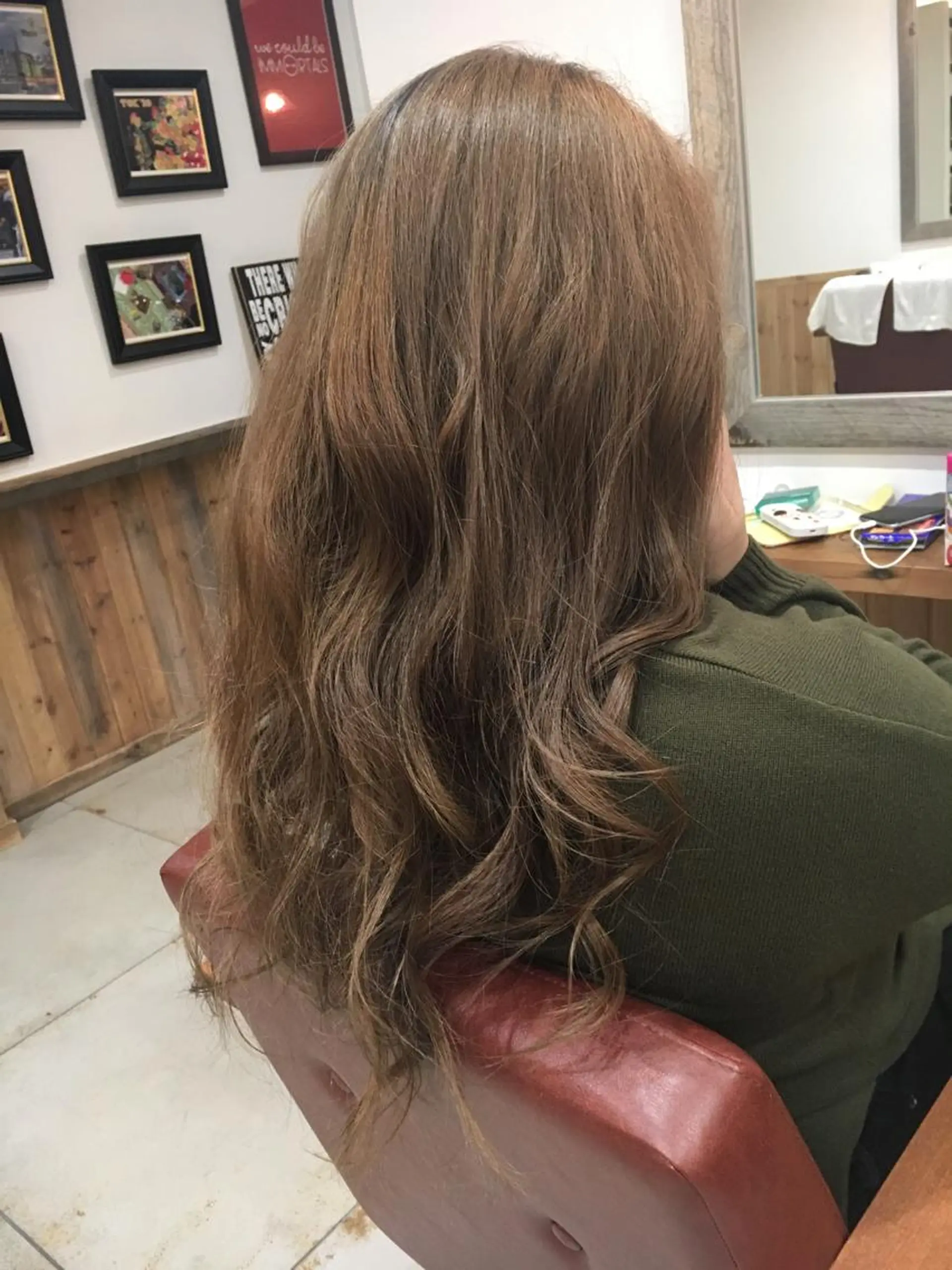 ロング カラー アッシュ ブリーチ ミルクティーアッシュ M IIのヘアスタイル