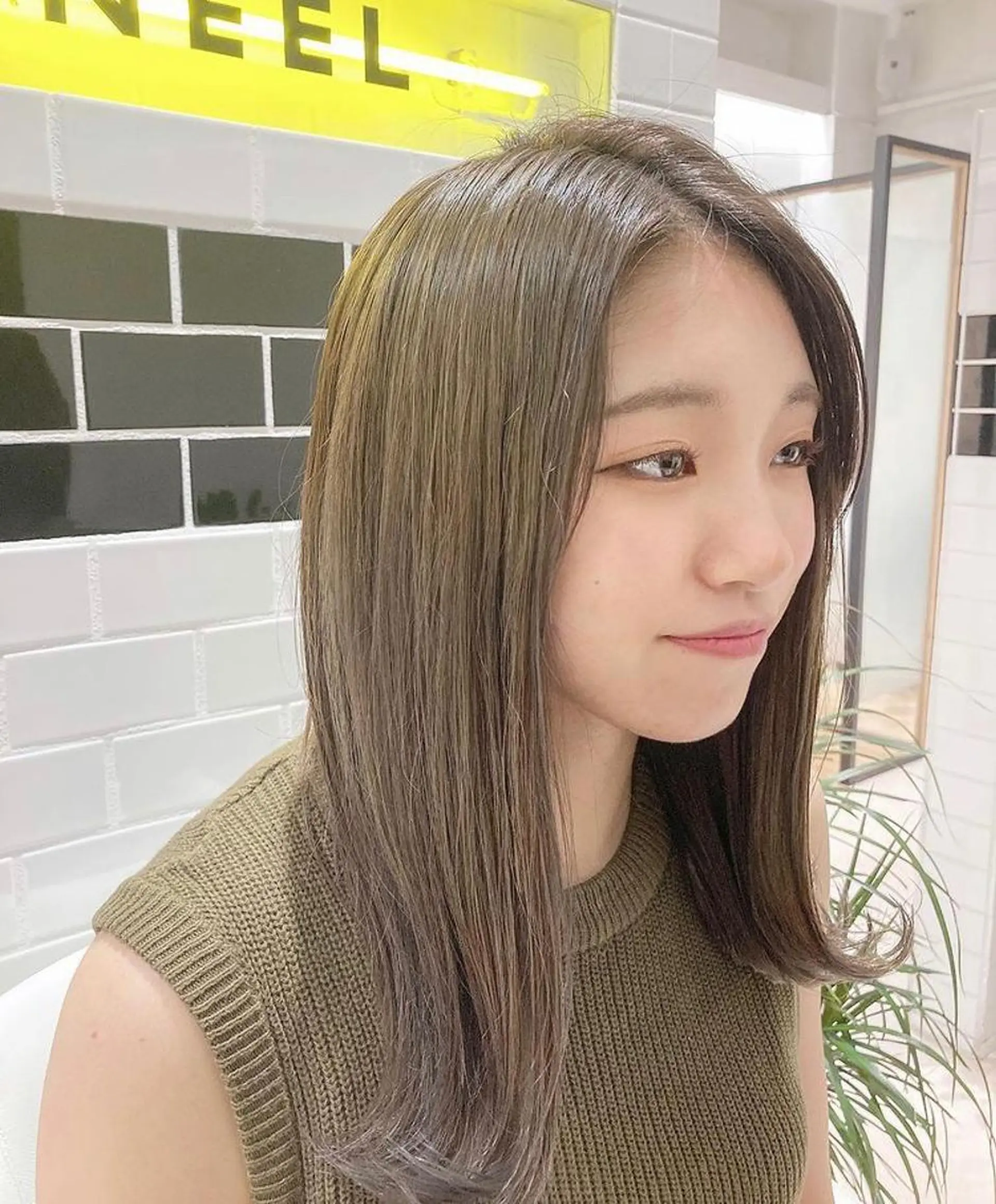 セミロング カラー ヘアアレンジ ブリーチ グレージュ ミルクティーグレージュ エグチ アキラのヘアスタイル