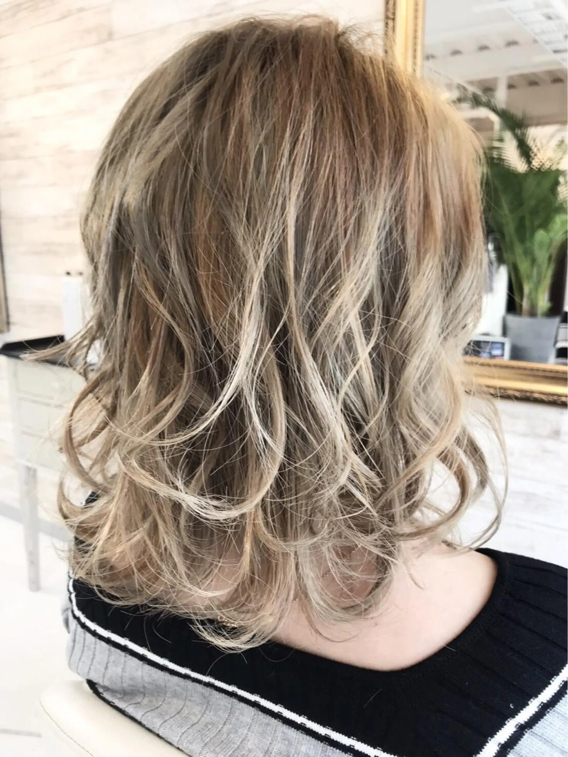 ミディアム カラー ベージュカラー ハイトーンカラー ハイトーンベージュ カット ヘアカラー トリートメント MARDI GRAS 蘭丸のヘアスタイル