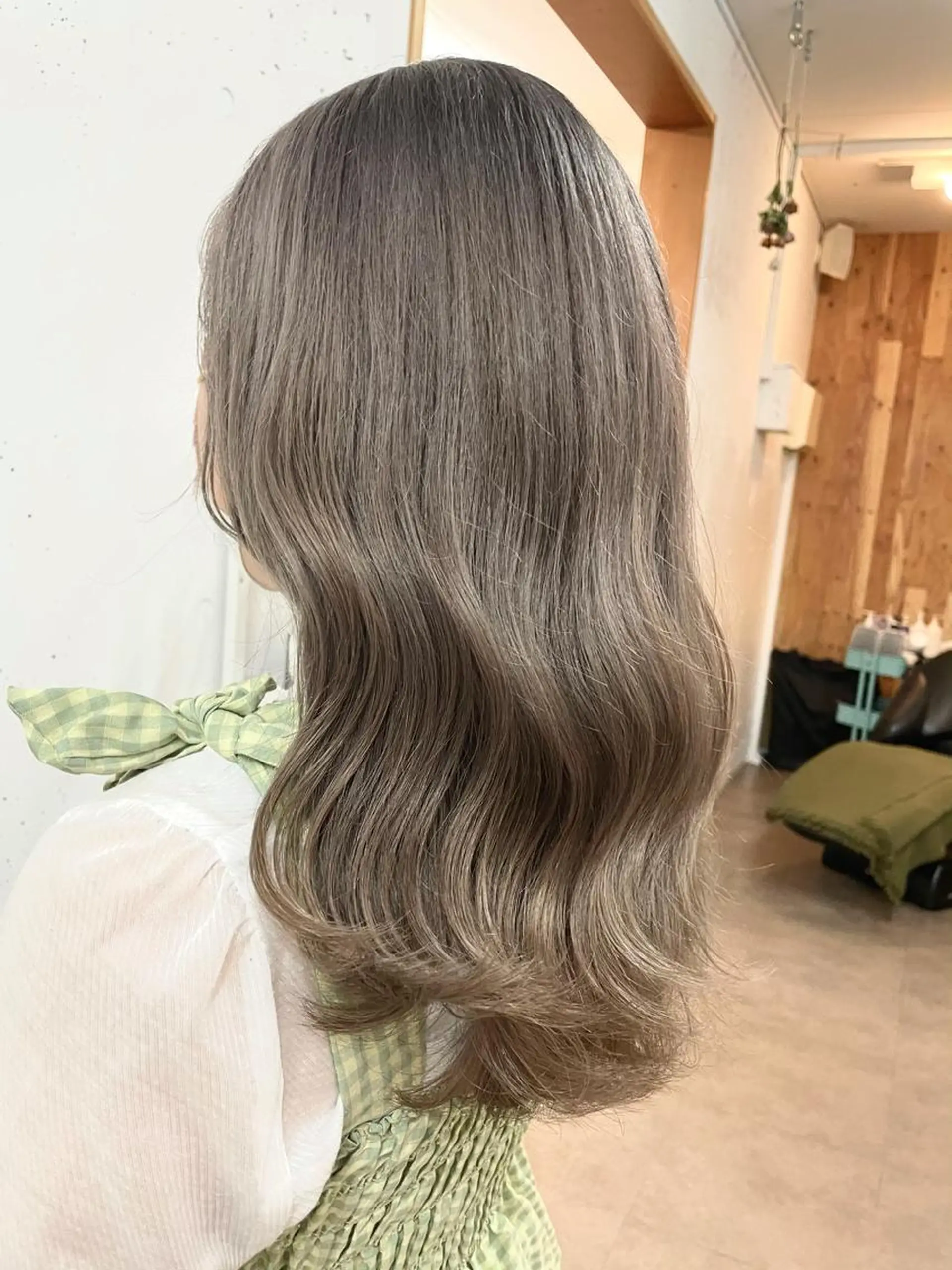 ロング カラー グレージュ ミルクティーグレージュ ヘアカラー トリートメント chama レイヤーカットのヘアスタイル