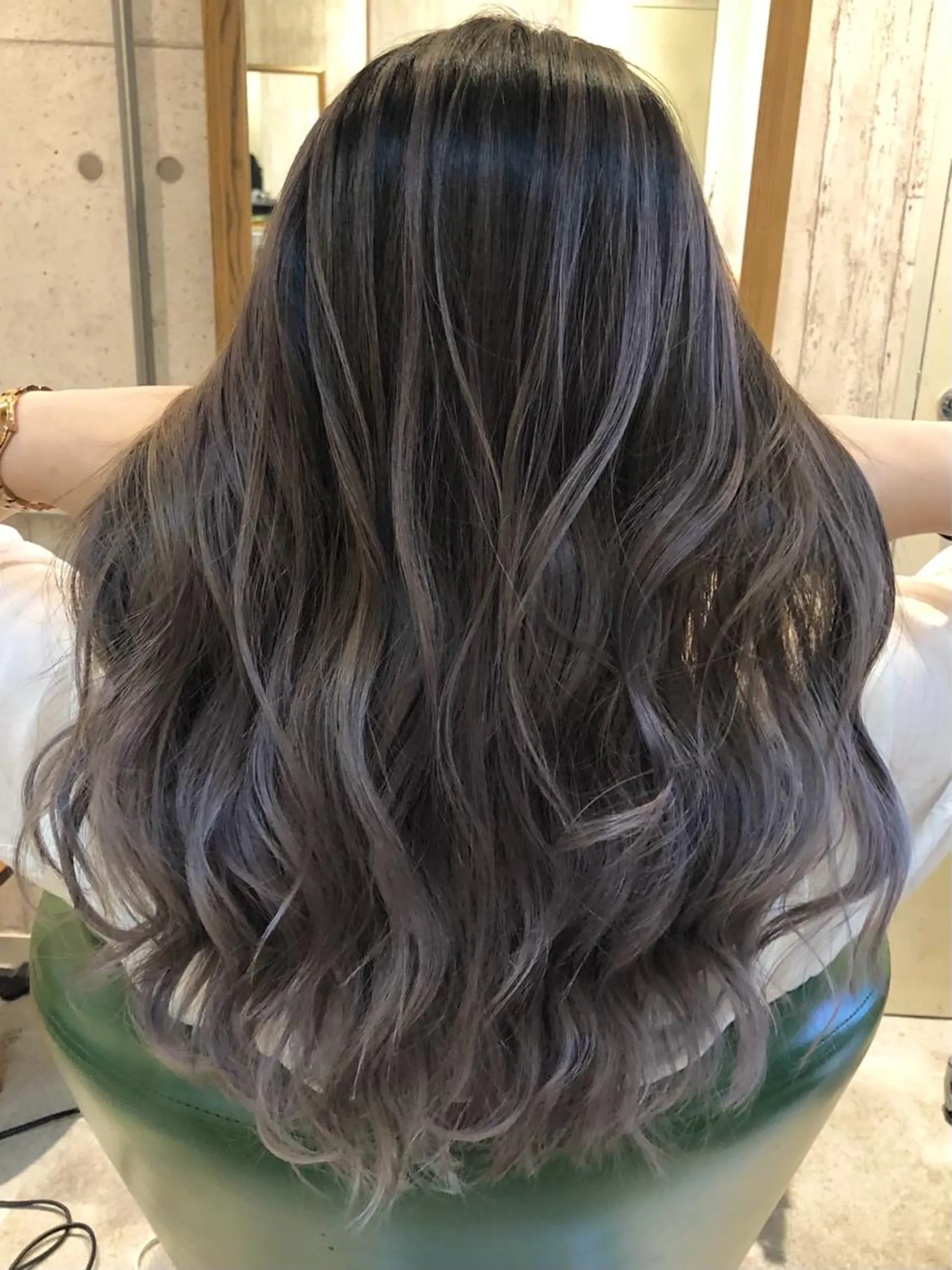カラー バレイヤージュ ブリーチ MaisonAmili所属・乕谷 美潮のヘアスタイル