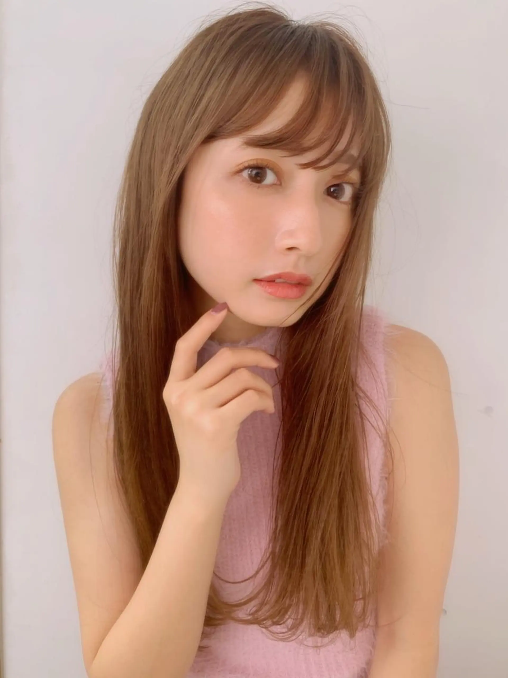 ロング カラー ベージュカラー ミルクティーベージュ ロング カット 縮毛矯正 トリートメント chama レイヤーカットのヘアスタイル