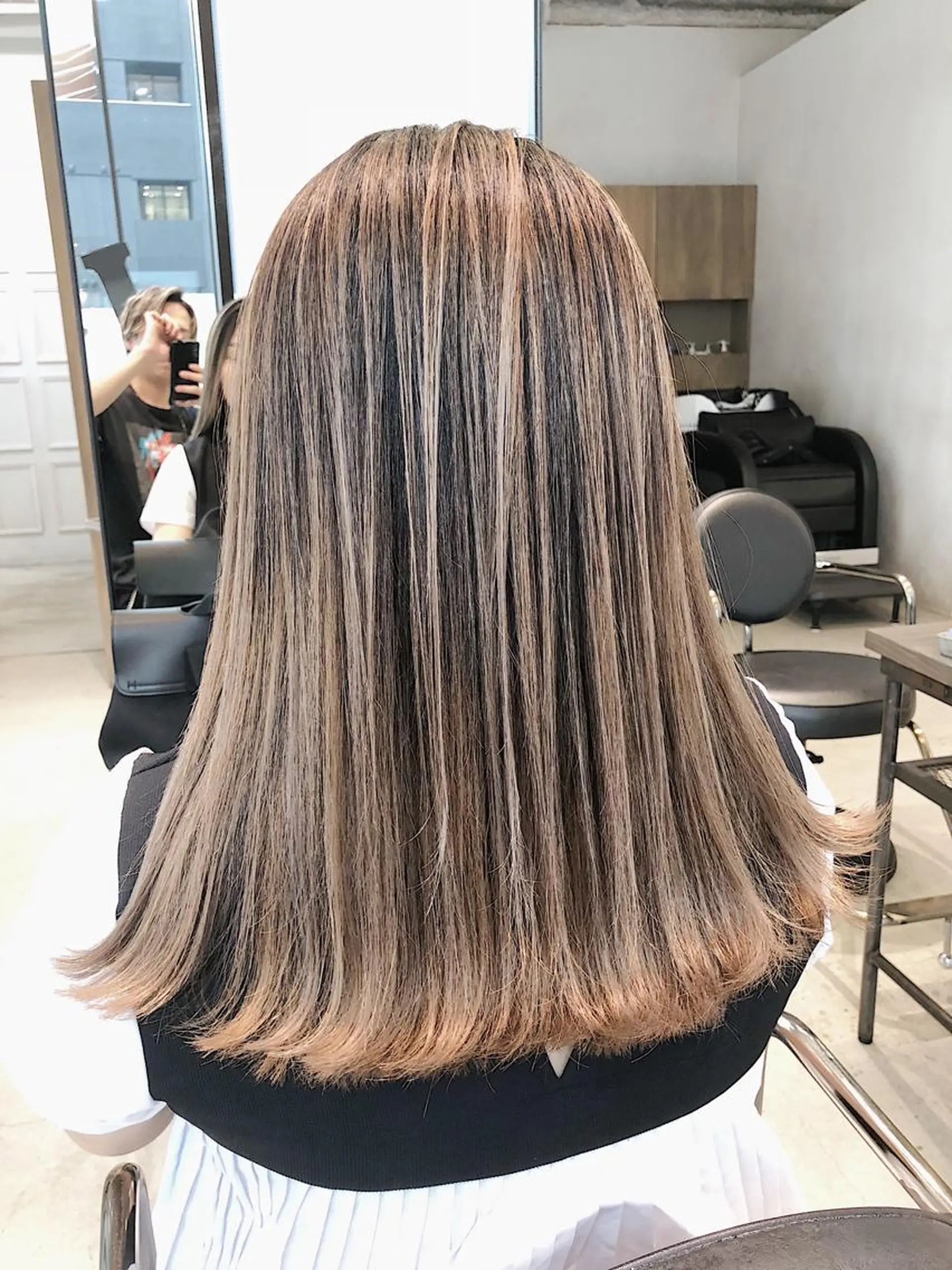 セミロング カラー バレイヤージュ ブリーチ グレージュ レイヤーカット 【t.a.g（タグ）】所属・ノンダメージ髪質改善 カラー💎/KURAのヘアスタイル