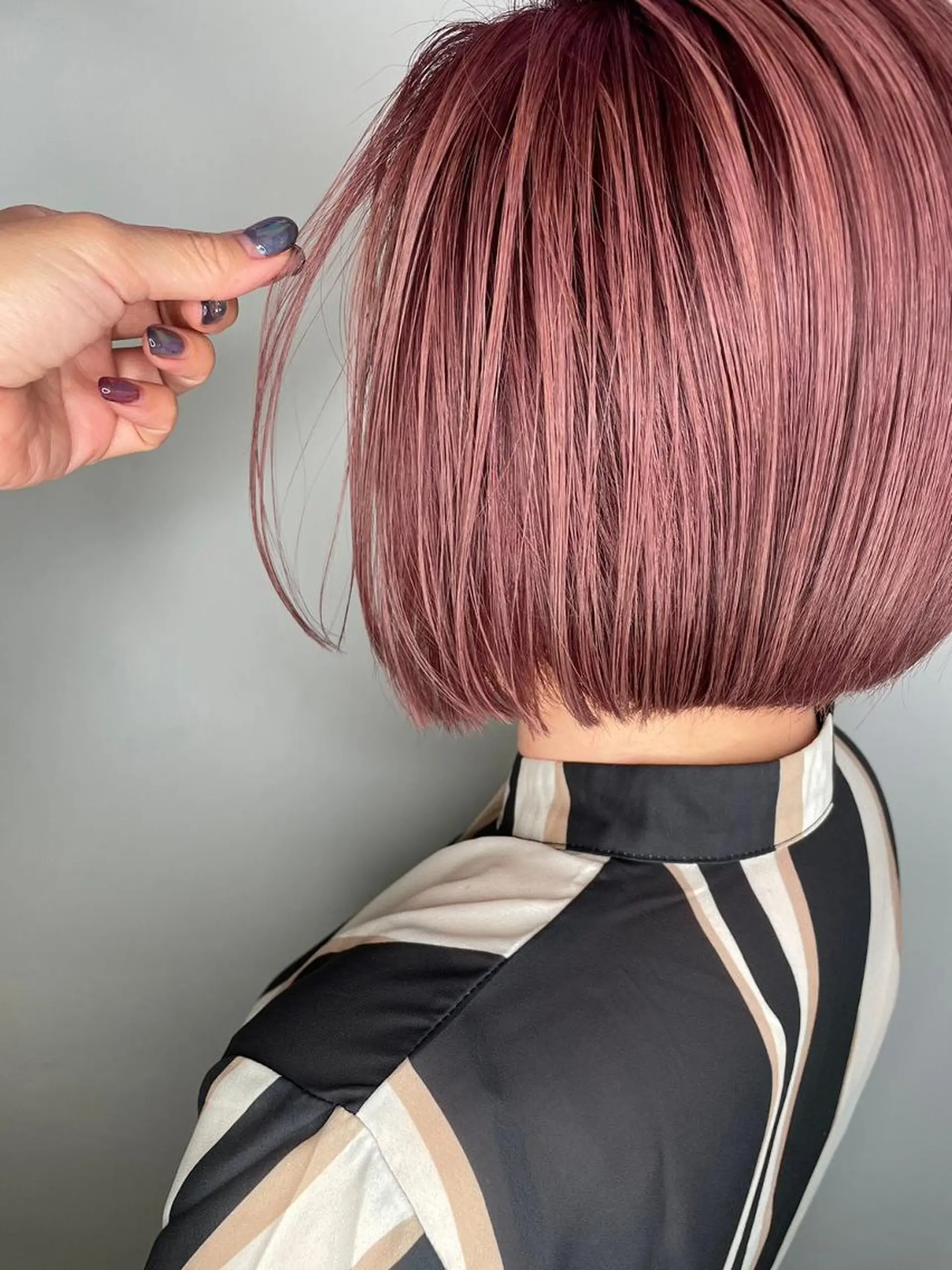 ショート カラー 前下がりボブ アディクシーカラー アッシュ バレイヤージュ ミストバング カット ヘアカラー N° aria 三軒茶屋のヘアスタイル