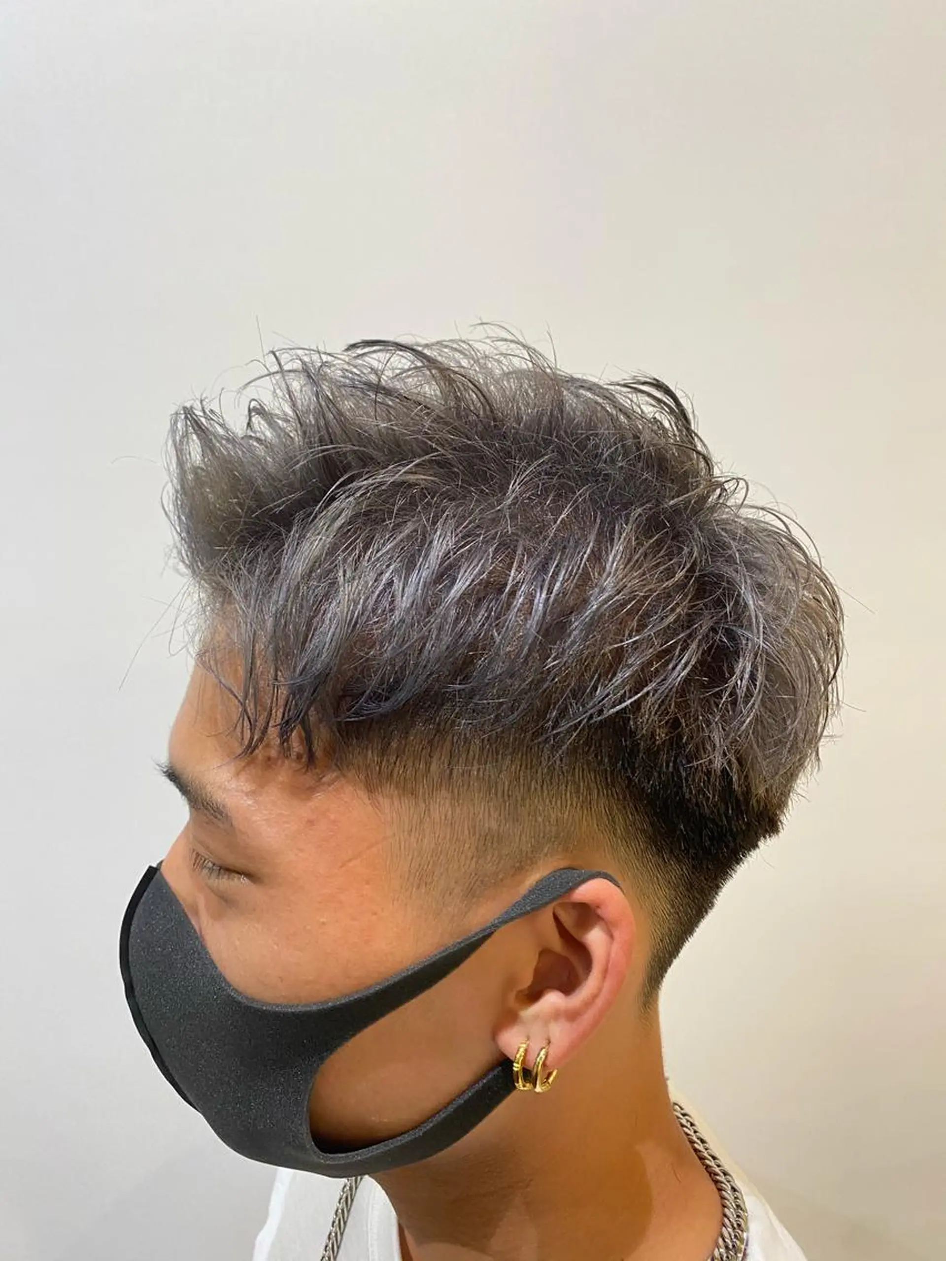ショート カラー メンズ フェードカット シルバー ヘアカラー トリートメント 三ノ宮フェザーパーマ 蕃本 啓利のヘアスタイル