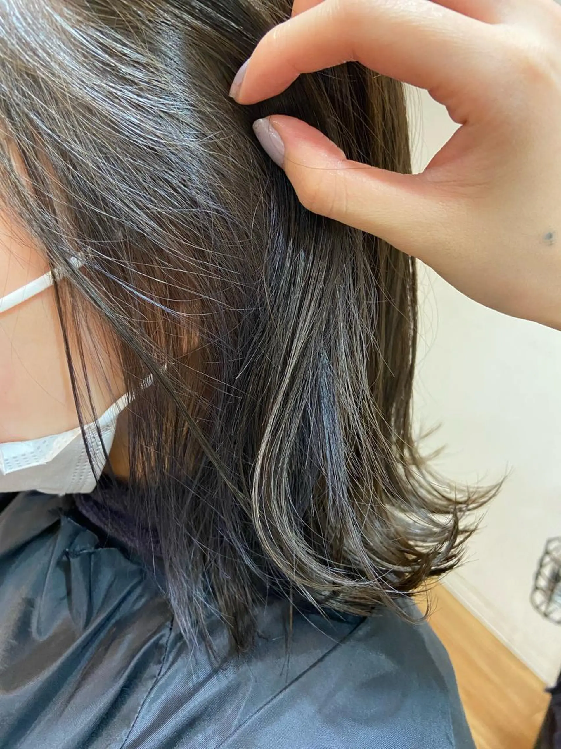 ミディアム カラー ブリーチ イヤリングカラー ヘアカラー ハラダ ヒナミのヘアスタイル