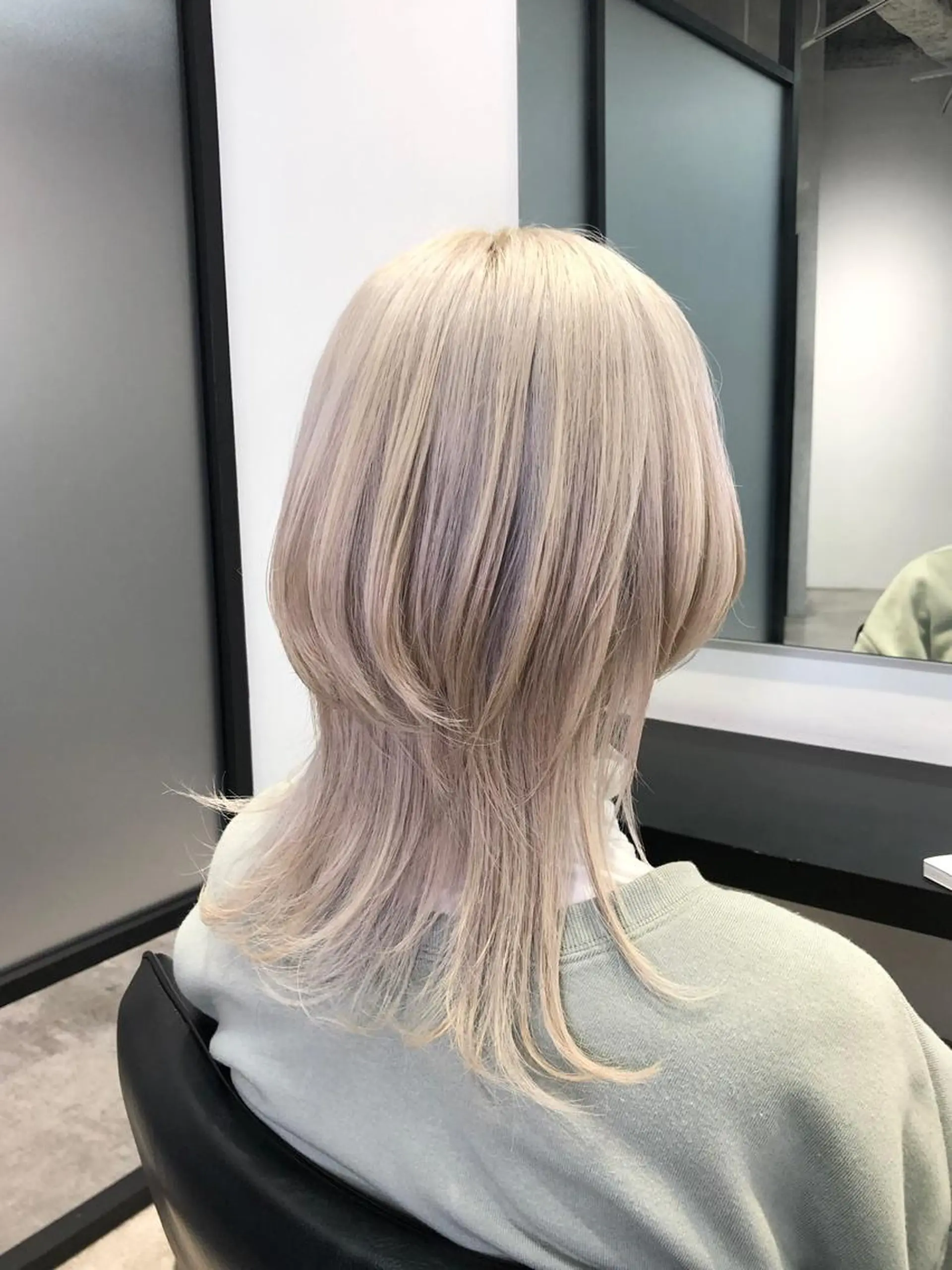 セミロング カラー ヘアアレンジ ブロンド ウルフカット ヘアカラー トリートメント ｲﾝﾅｰｶﾗｰ屋さん 🫧伊藤拓実のヘアスタイル