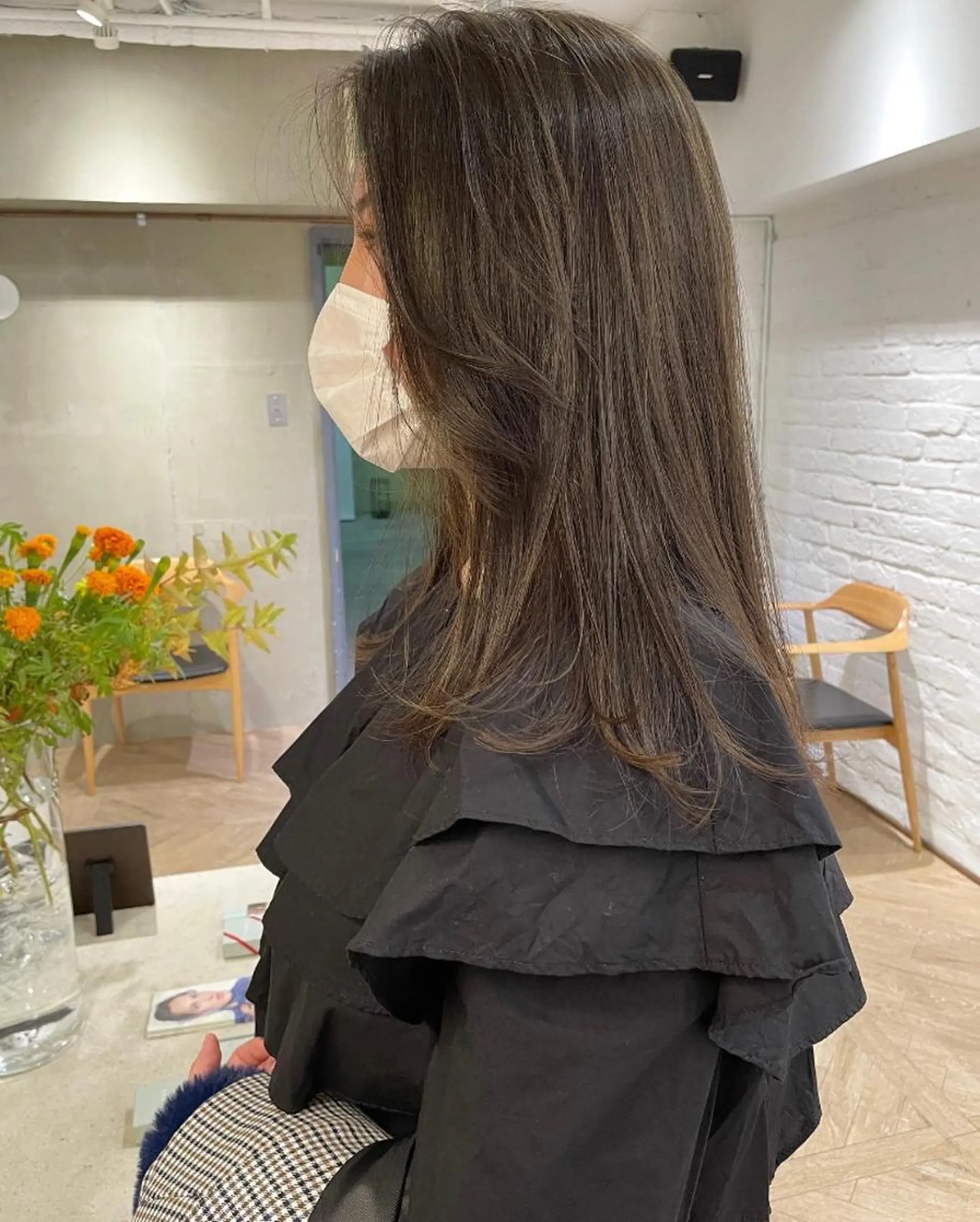 ミディアム カラー ベージュカラー ブリーチ ケアブリーチ ダブルカラー イヤリングカラー センターパート 田形清流のヘアスタイル
