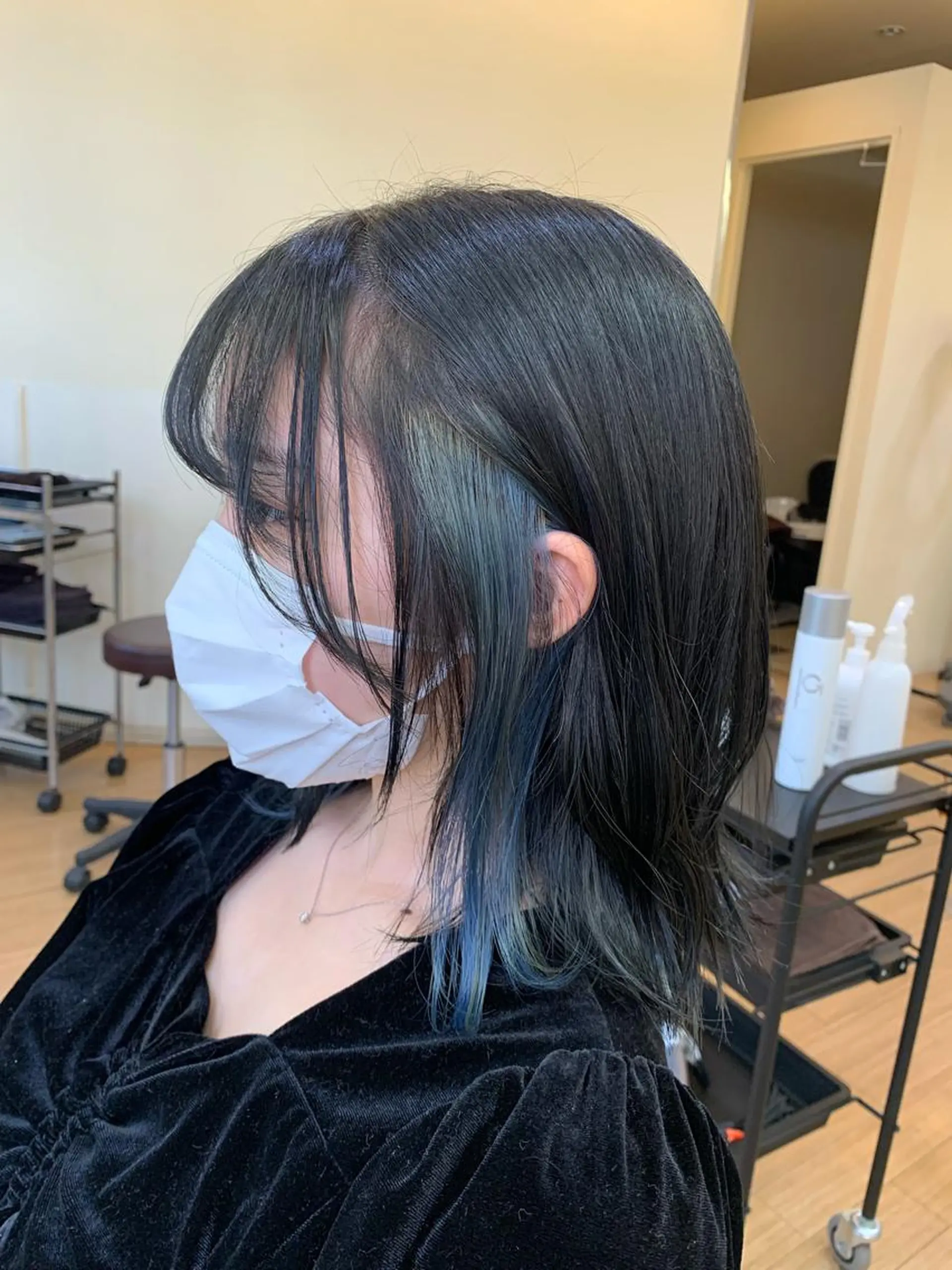 ミディアム カラー ブルーカラー 外ハネヘア カット ヘアカラー トリートメント 板倉 花連のヘアスタイル