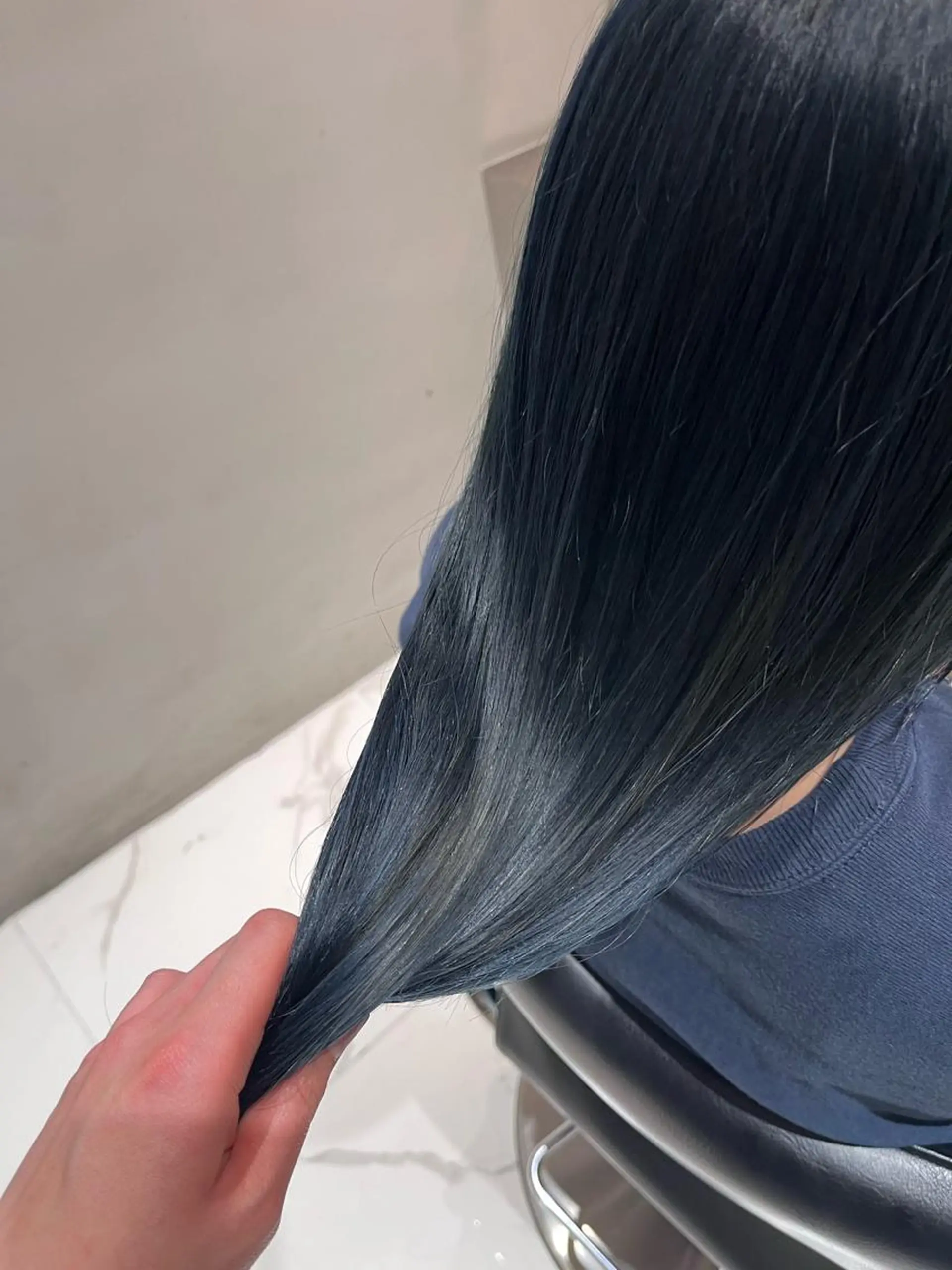 ロング カラー 黒髪 ブルーカラー ブルーブラック ネイビーカラー カジュアルを女っぽく 𝗮𝘆𝗮𝗰𝗼のヘアスタイル