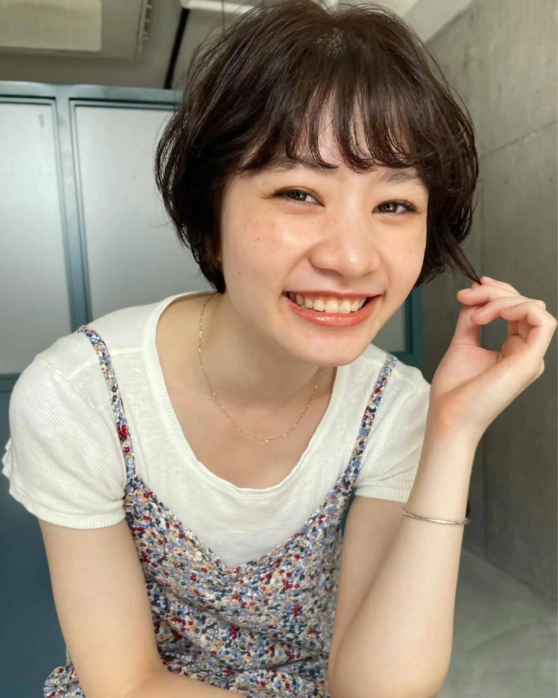 ミディアム カラー パーマ ヘアアレンジ ネイル マツエク・マツパ ダークグレー ダークグレージュ グレージュ ショートネイル トレンド眉🌈✨ arisaの眉毛・アイブロウイメージ