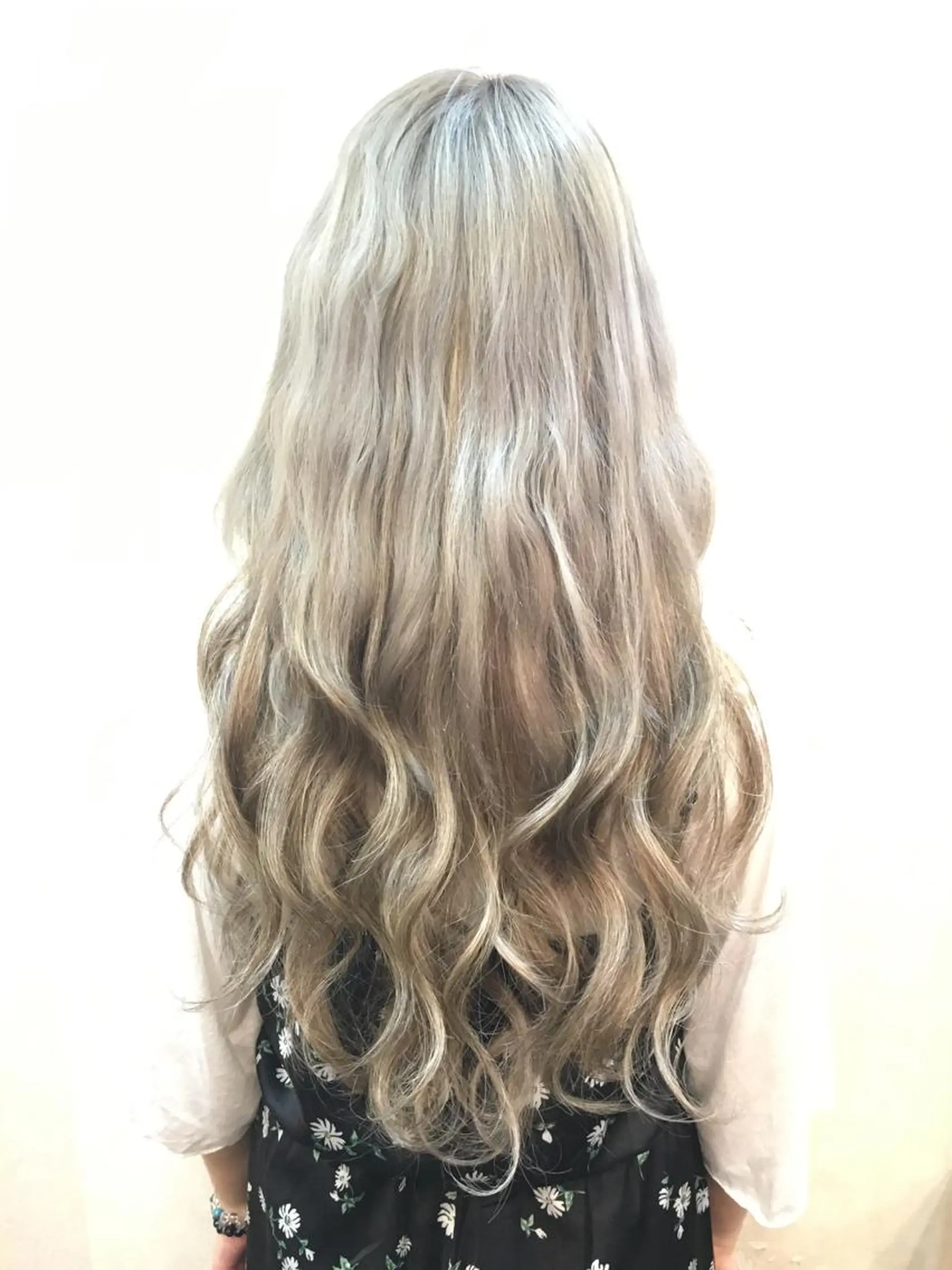 セミロング ロング カラー アッシュ ダブルカラー ホワイトアッシュ エクステ カット ヘアカラー エクステ ヘアセット 韓国ヘア🤍髪質改善 🇰🇷AKANEのヘアスタイル