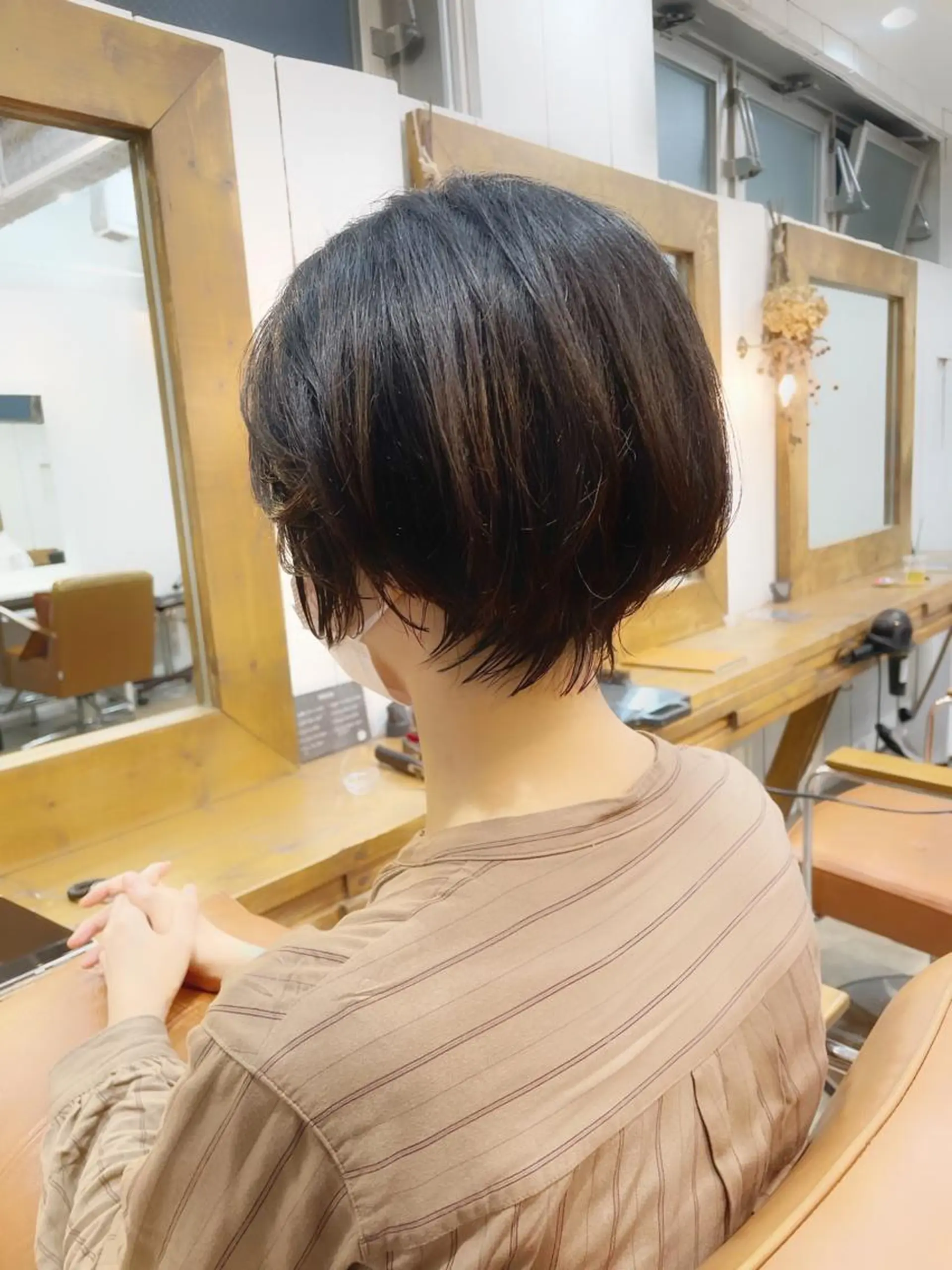 ショート カラー ショートレイヤー 丸みショート グラデーションカラー くびれヘア くせ毛 カット newline銀座所属・銀座ショート/ 大人ショート/金子涼のヘアスタイル