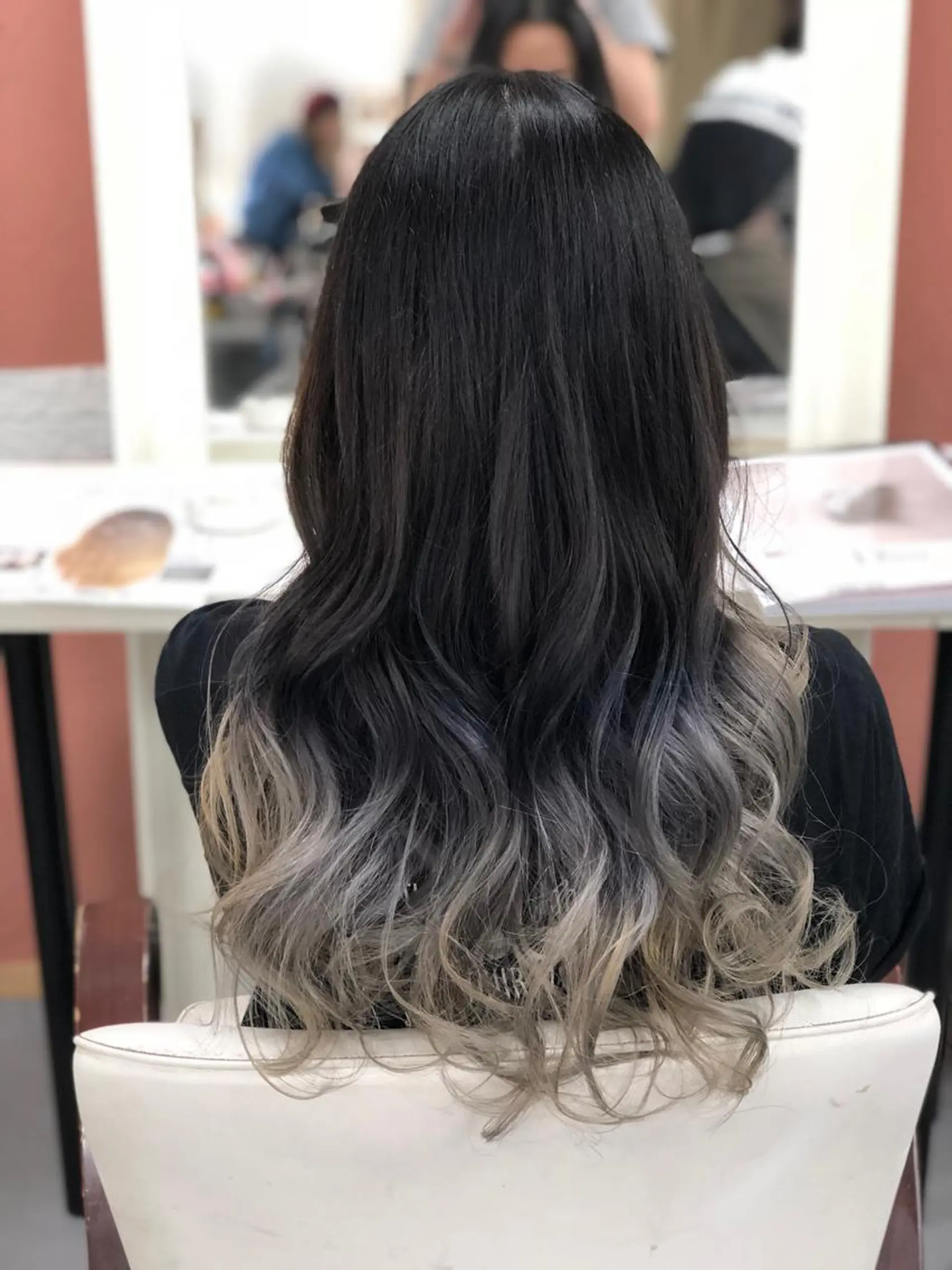 ロング カラー ヘアアレンジ アッシュ グラデーションカラー ホワイトアッシュ 外国人風カラー エクステ 枝毛カット＆髪質改善 満足NO.1岡しゃんのヘアスタイル