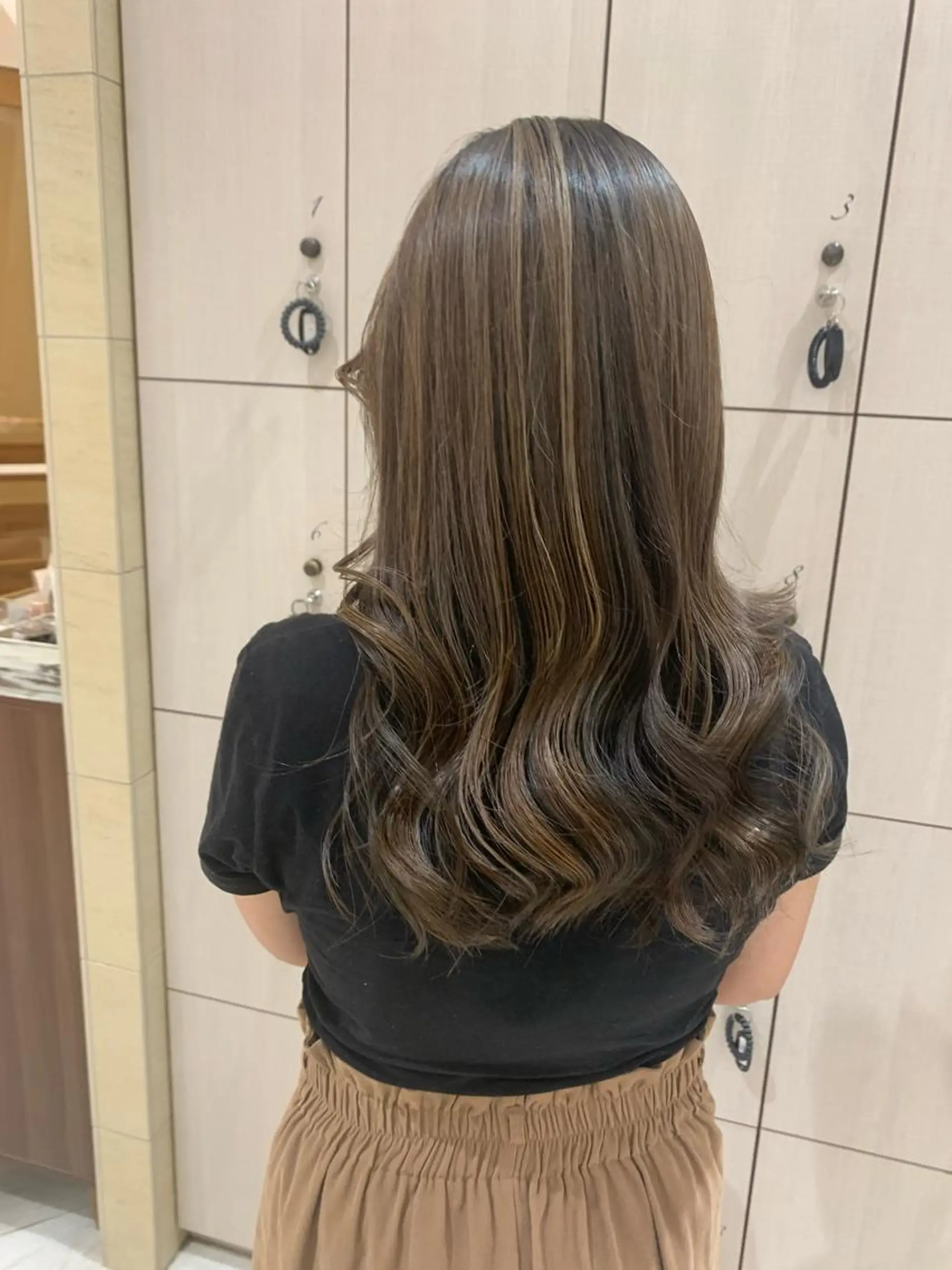 ロング ハイライト 伊藤 麻菜実のヘアスタイル