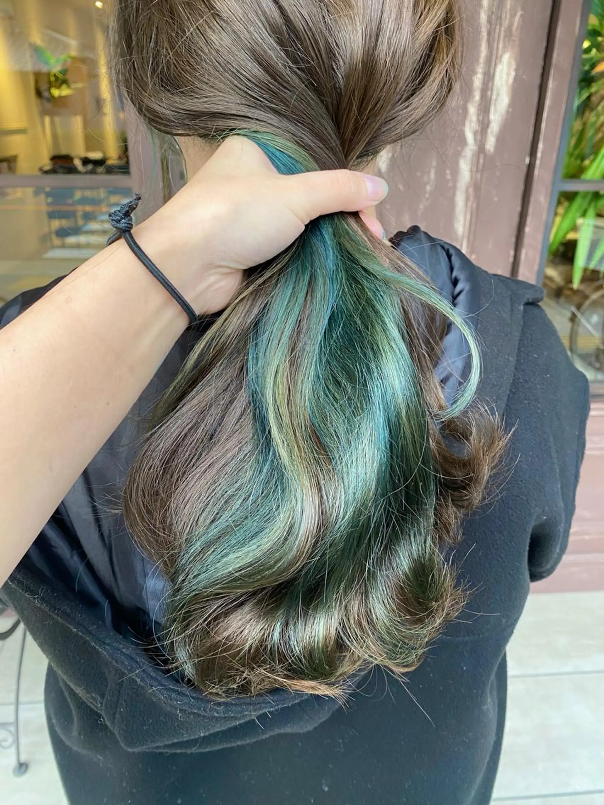 ロング カラー エメラルドグリーン ヘアカラー 川越 輝梨奈のヘアスタイル