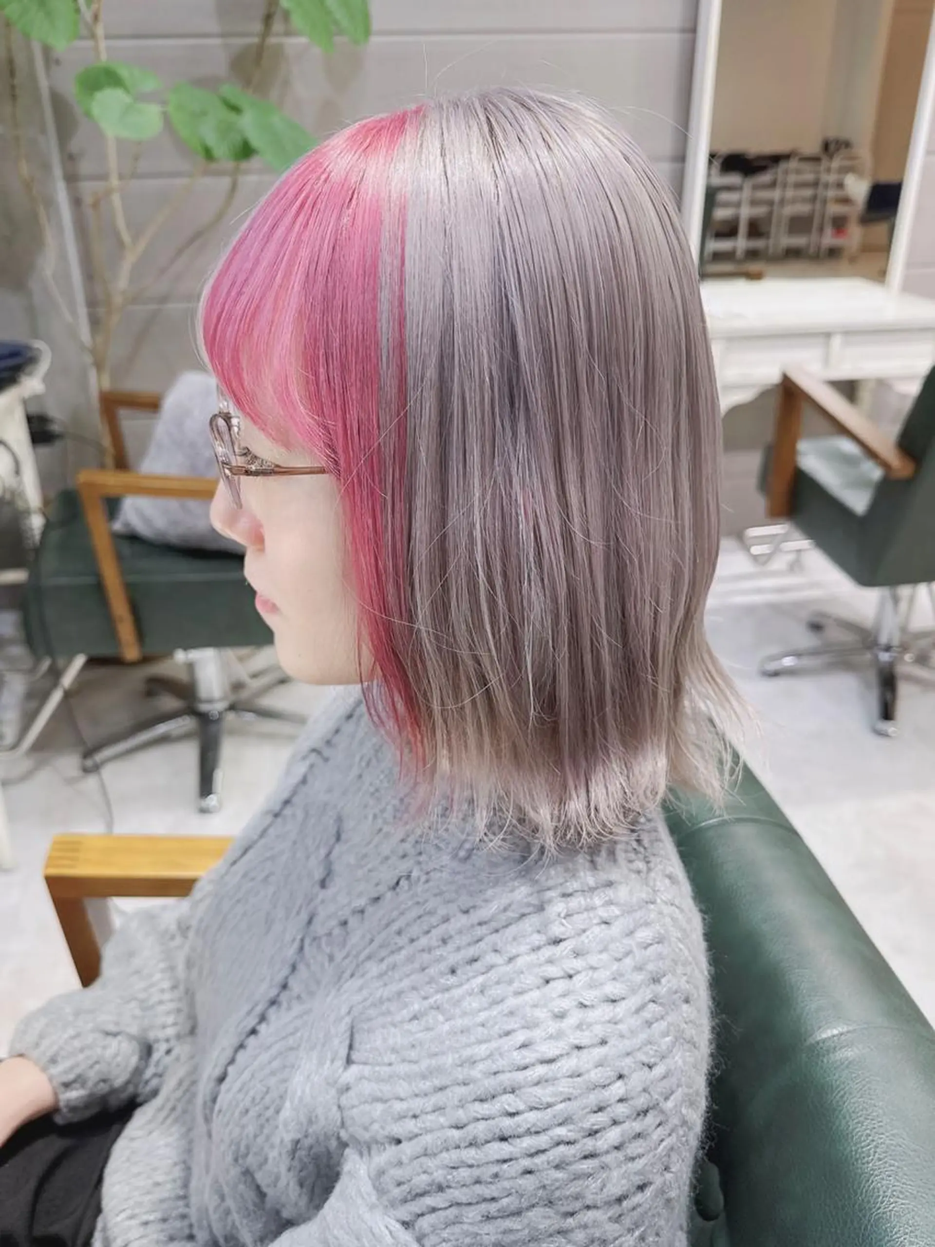 ミディアム カラー ヘアアレンジ デザインカラー ピンクカラー シルバー ホワイトシルバー Days 透明感カラーのヘアスタイル