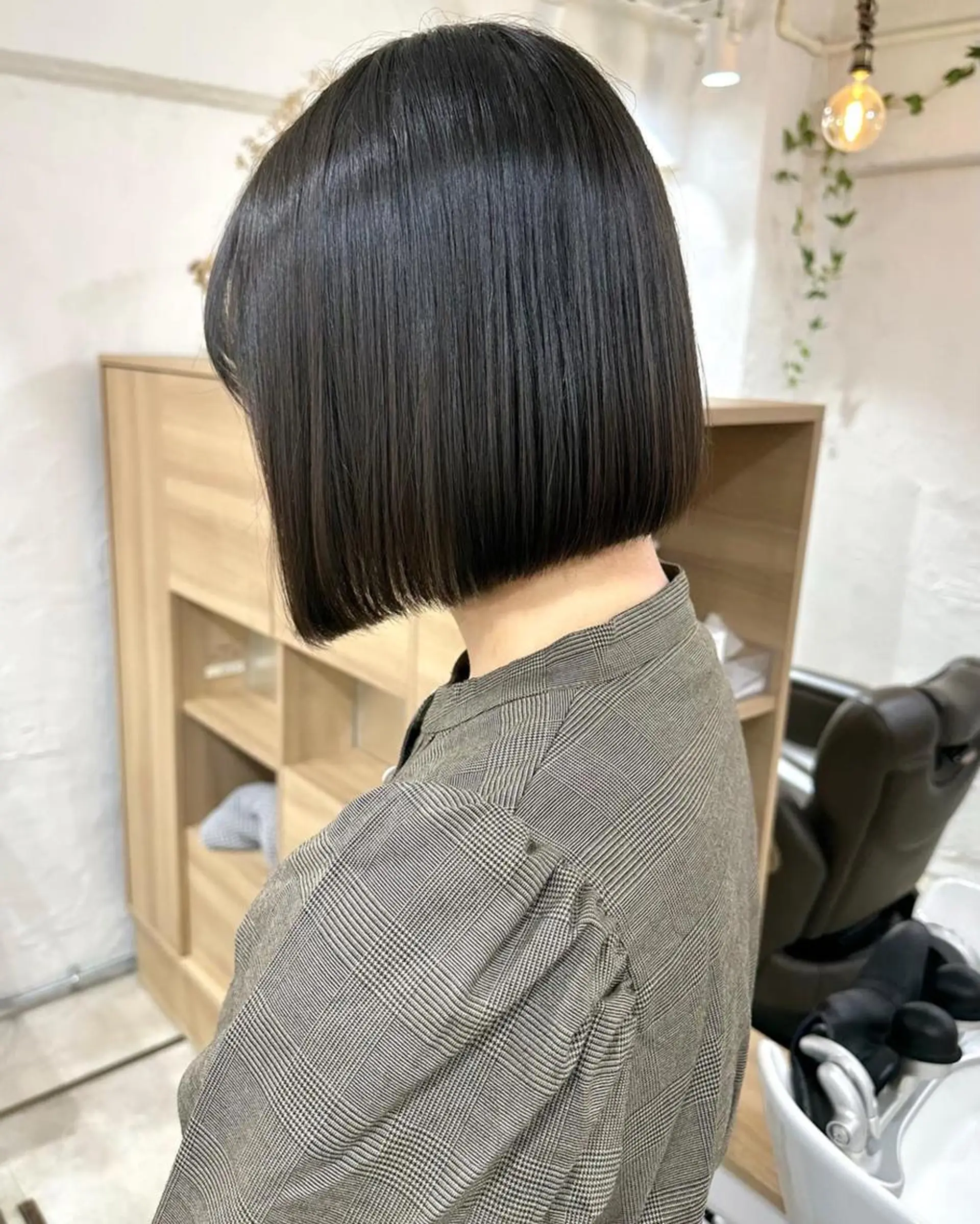 ショート カラー パーマ 切りっぱなしボブ 前下がりボブ ショートボブ 黒髪 イヤリングカラー 銀座No.1髪質改善 縮毛矯正/本木のヘアスタイル