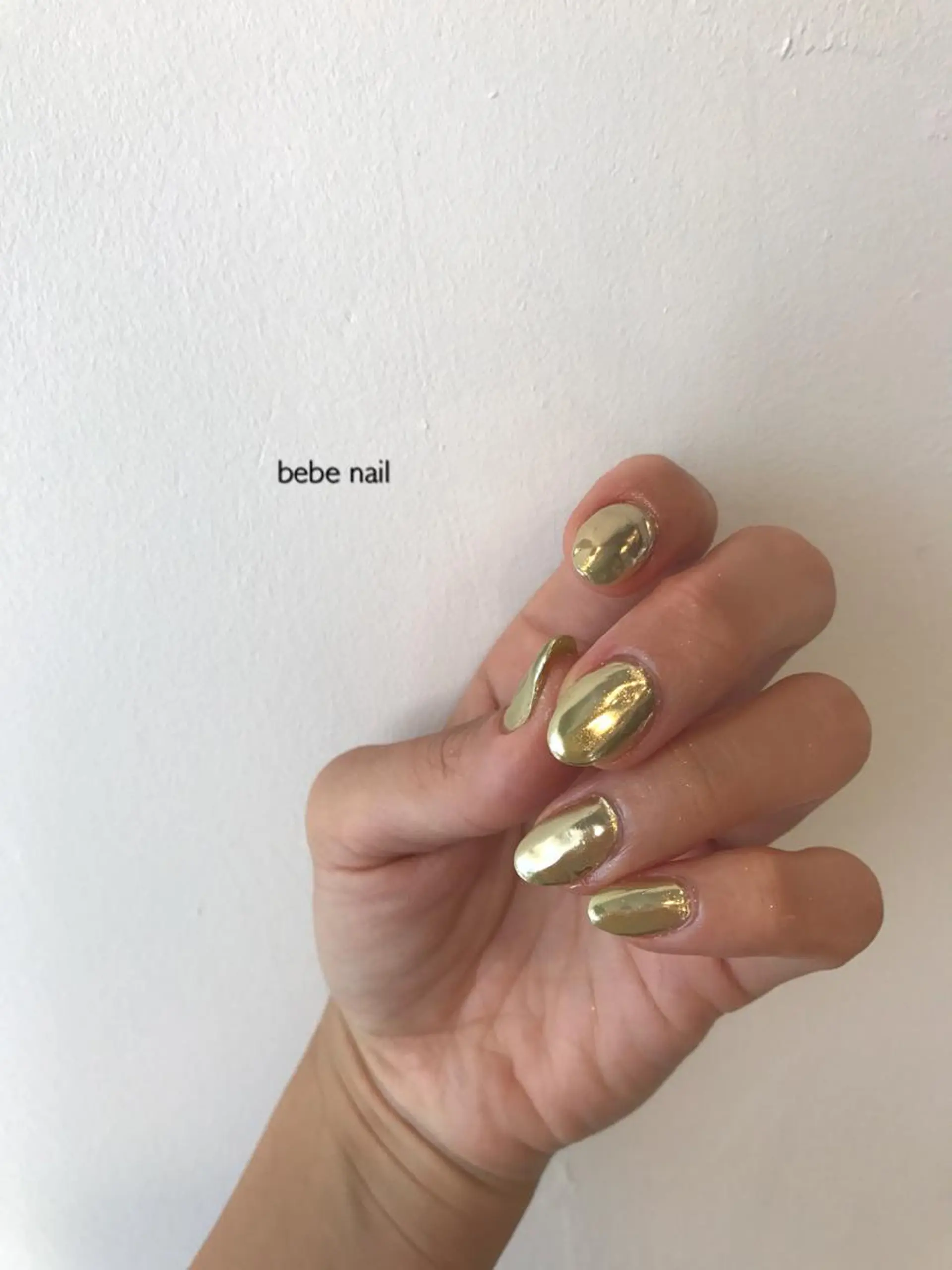 ネイル ゴールド ミラーネイル Ann. nail.tokyo所属・Ann nailのネイルデザイン