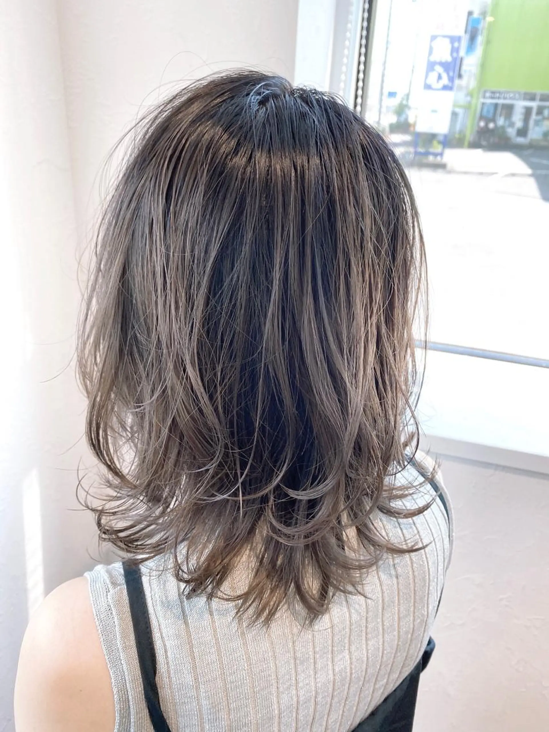 ミディアム カラー バレイヤージュ ブリーチ シルバー レイヤーカット シェアサロンR所属・川合 勇気のヘアスタイル
