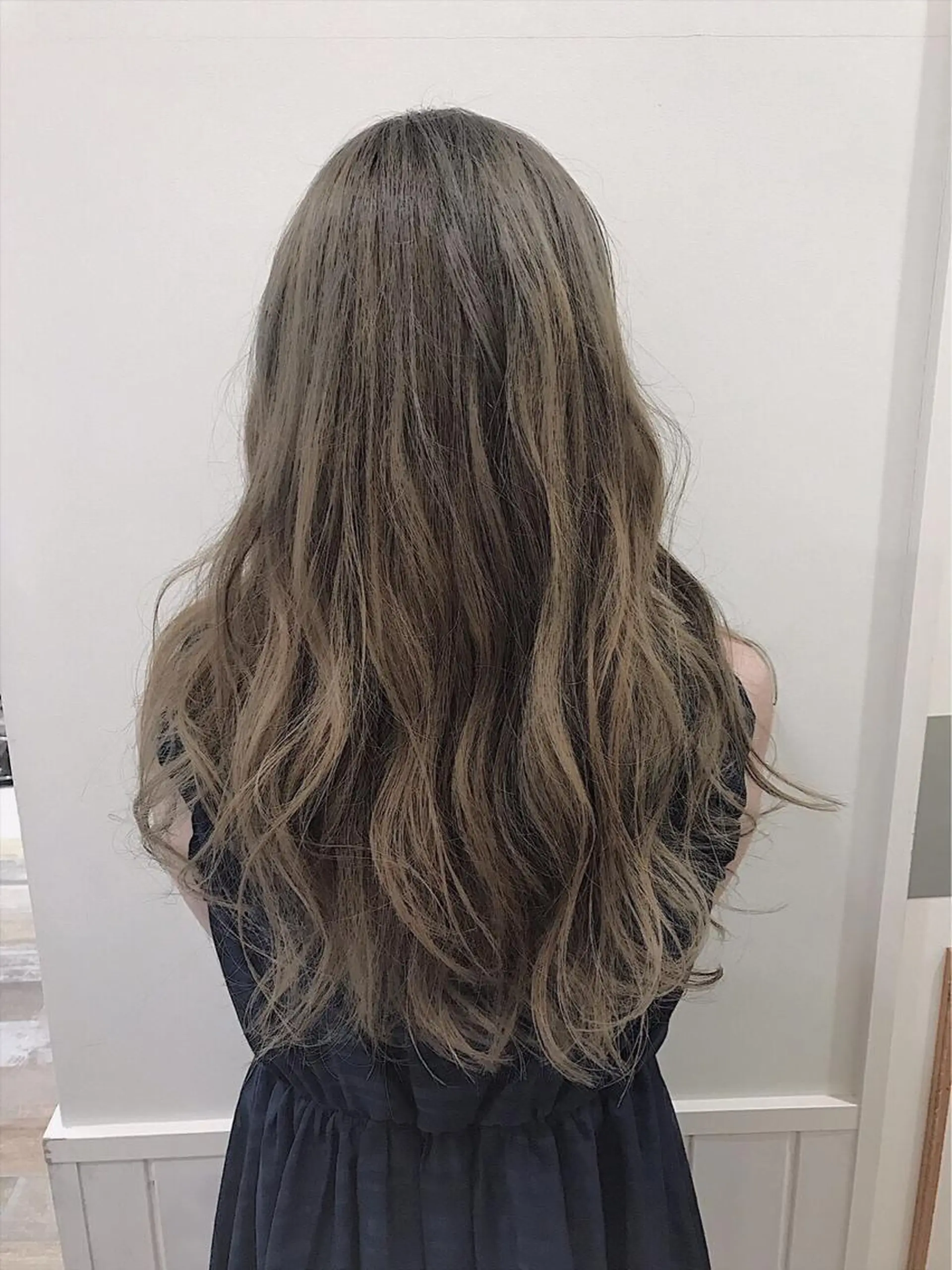 ロング アッシュ neolive emのヘアスタイル