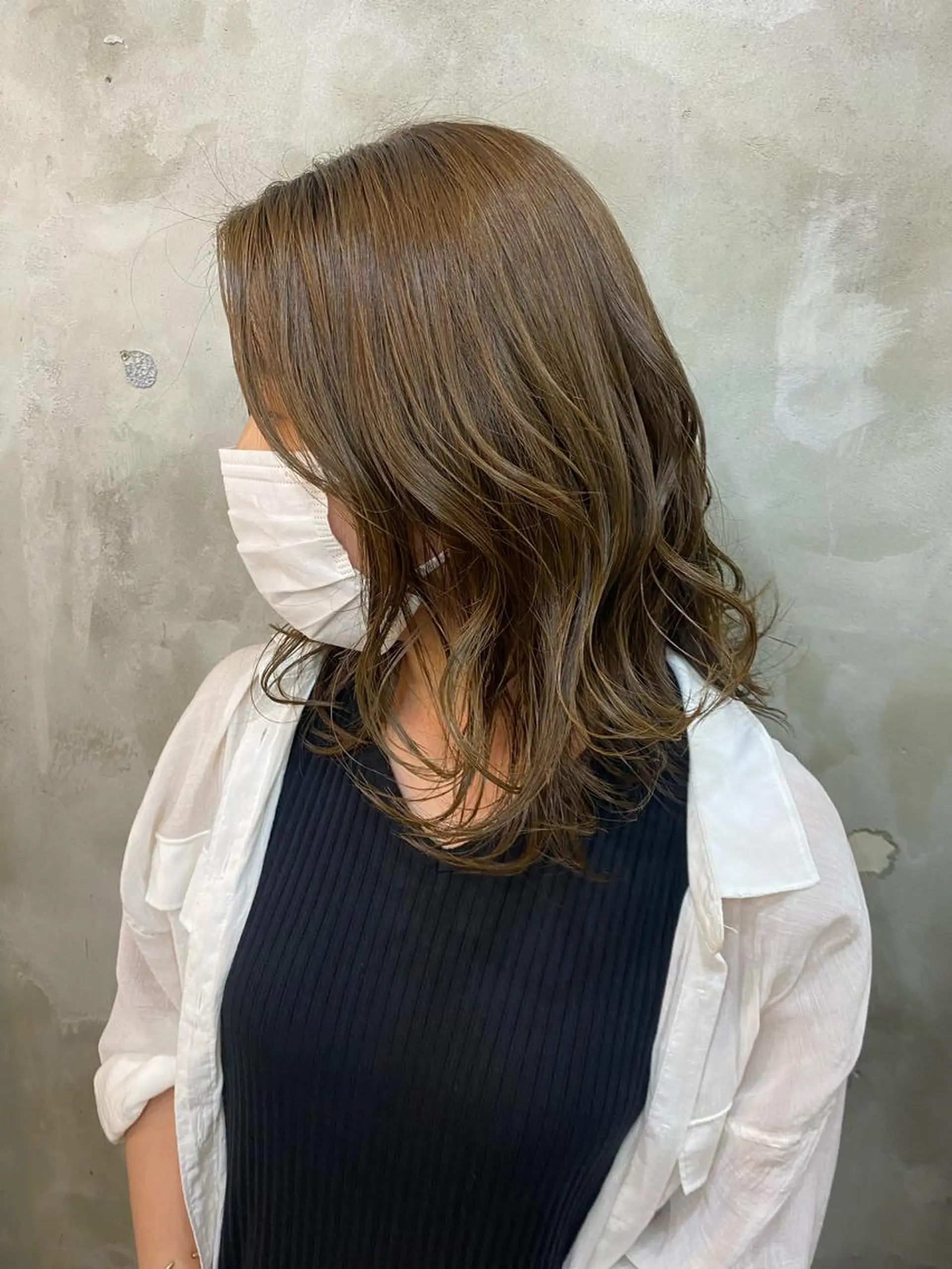 ミディアム カラー ヘアアレンジ ベージュカラー ブリーチ ミルクティーベージュ ブリーチなしカラー 志賀 あずみのヘアスタイル