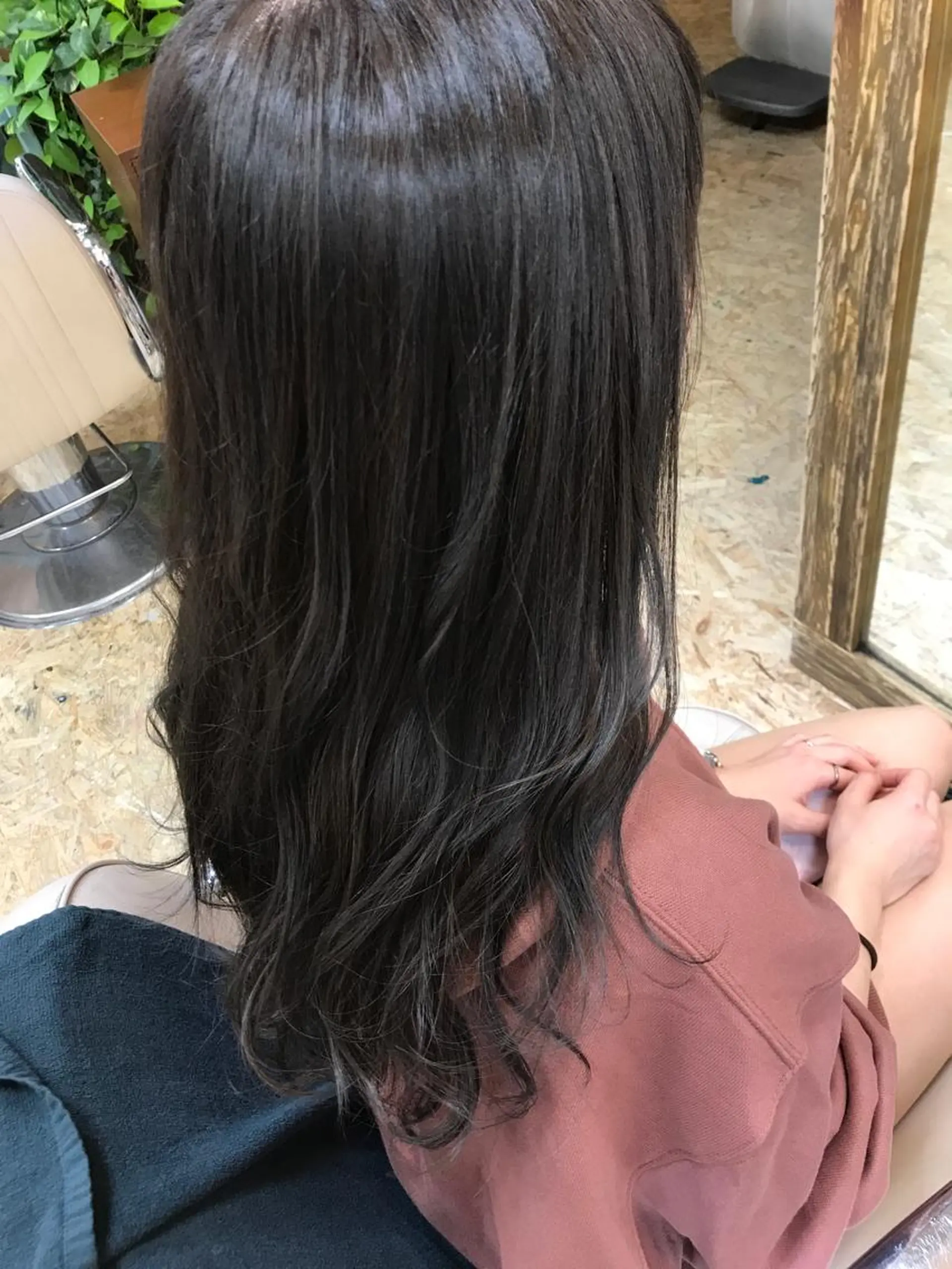 セミロング カラー ブリーチ ダークグレー ハイライトカラー ハイライト 平尾 拓也のヘアスタイル
