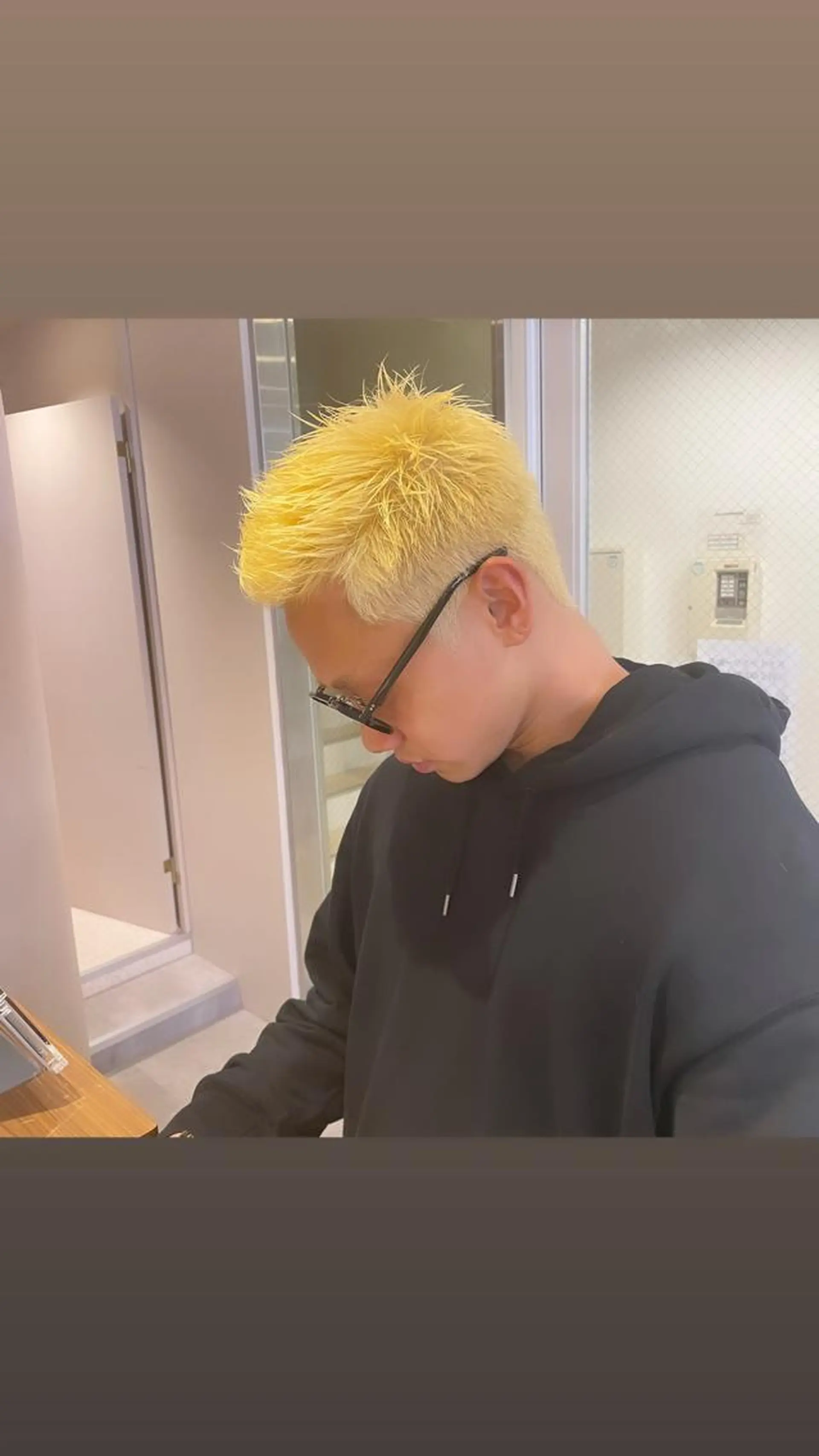 カラー メンズ メンズブリーチ 学生（メンズ向け） メンズベリーショート ブリーチ 抜きっぱなしブロンド カット ヘアカラー MAQUM所属・【メンズ特化】渡部 京弘/パーマのヘアスタイル