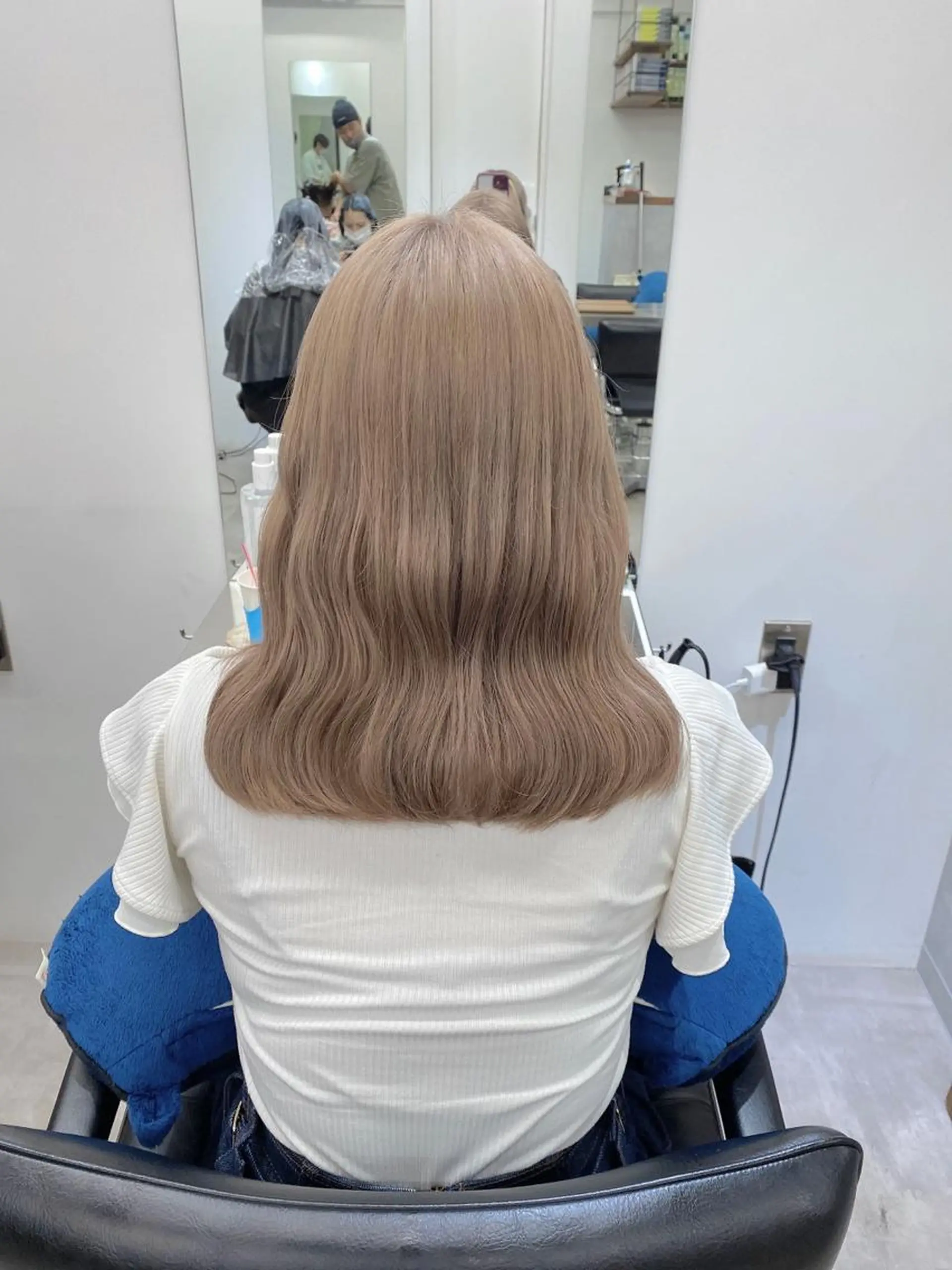 ロング カラー ベージュカラー ミルクティーベージュ ヘアカラー トリートメント ブリーチ指名 NO1🌈SAKIのヘアスタイル