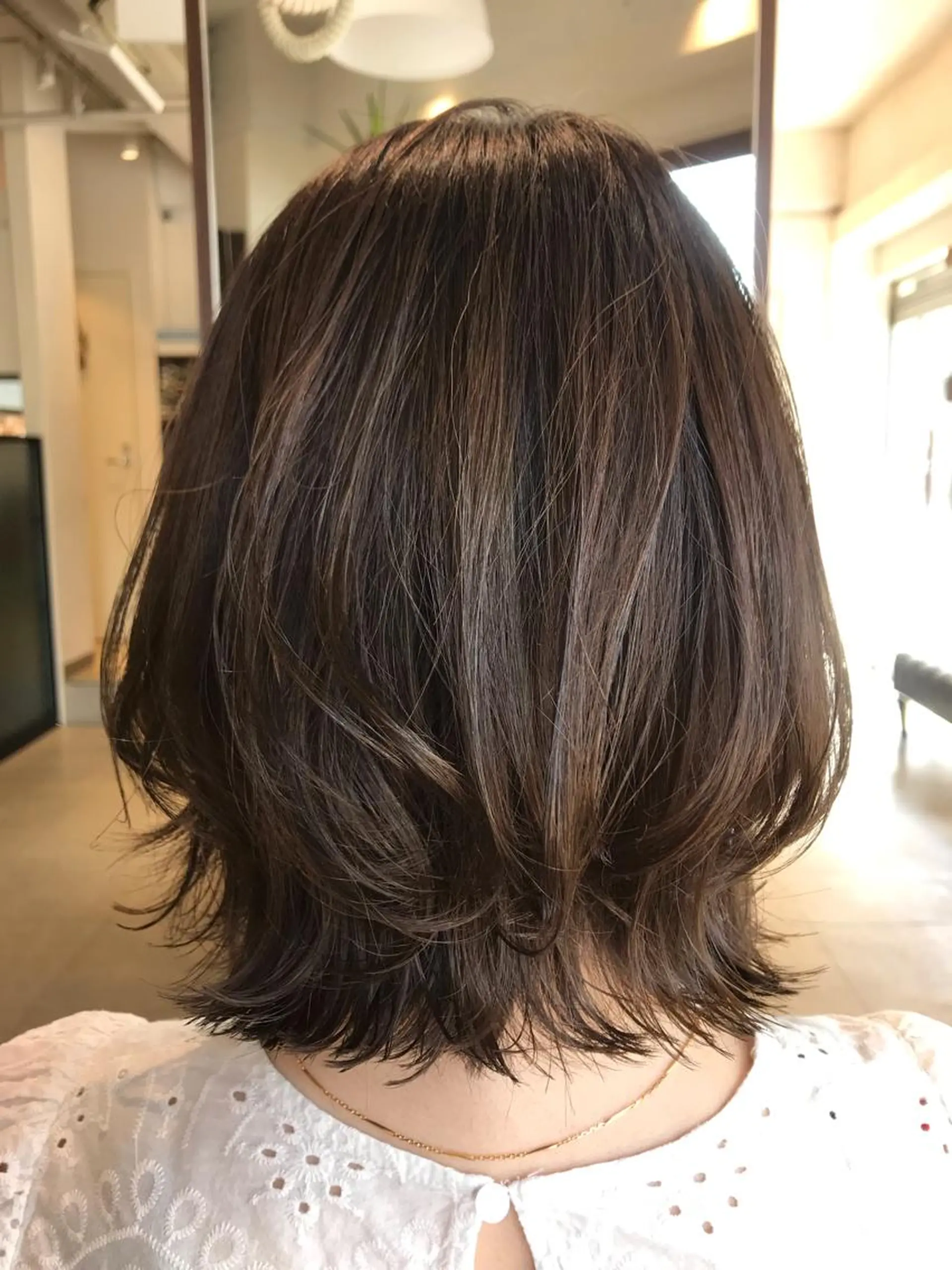 ミディアム カラー グレージュ ハイライトカラー オリーブグレージュ オリーブグレー ハイライト カット ヘアカラー トリートメント newi saLyu 片岡ふきのヘアスタイル