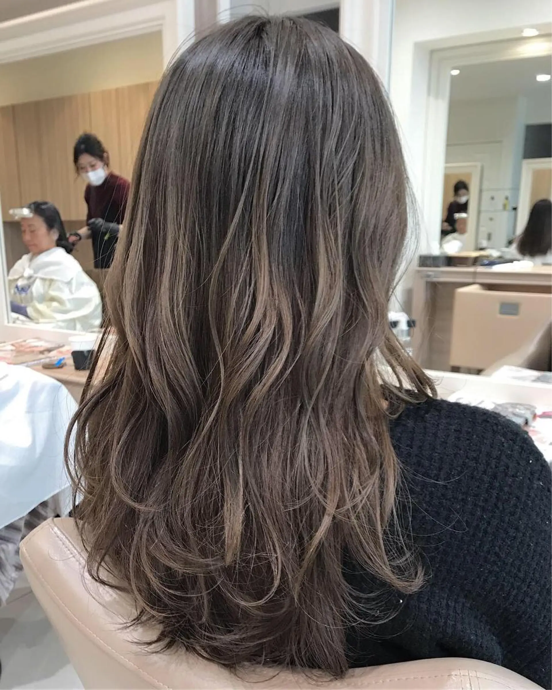 セミロング カラー ブリーチ グラデーションカラー ブリーチなしカラー ヘアカラー トリートメント ウエモト　タク ショート/レイヤーのヘアスタイル