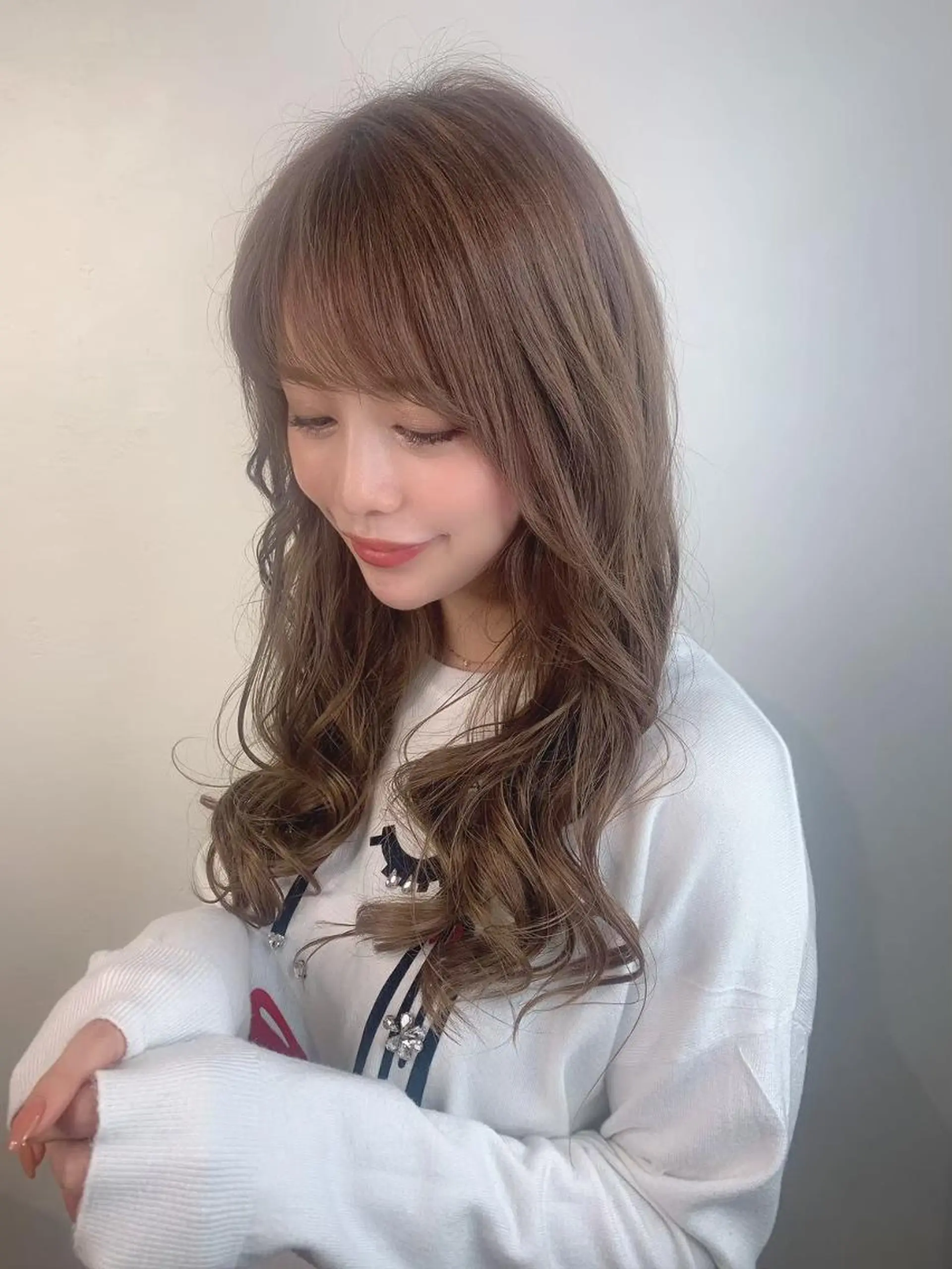 セミロング ボブ 斜めバング 外国人風カラー 伸ばしかけ ハイライト ＿WHITE鳳店 アンダーバーホワイトのヘアスタイル